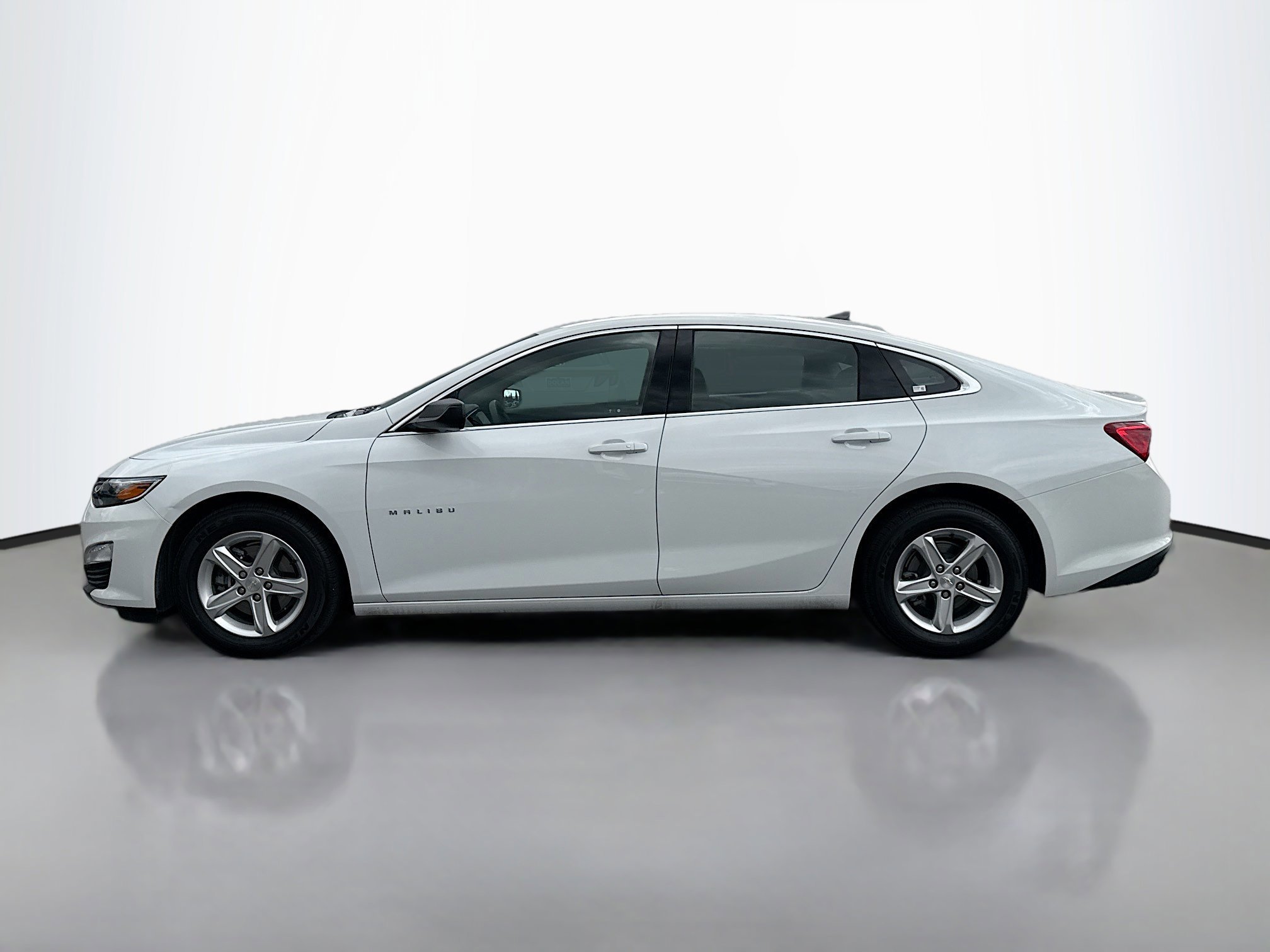 2022 Chevrolet Malibu LS photo 2