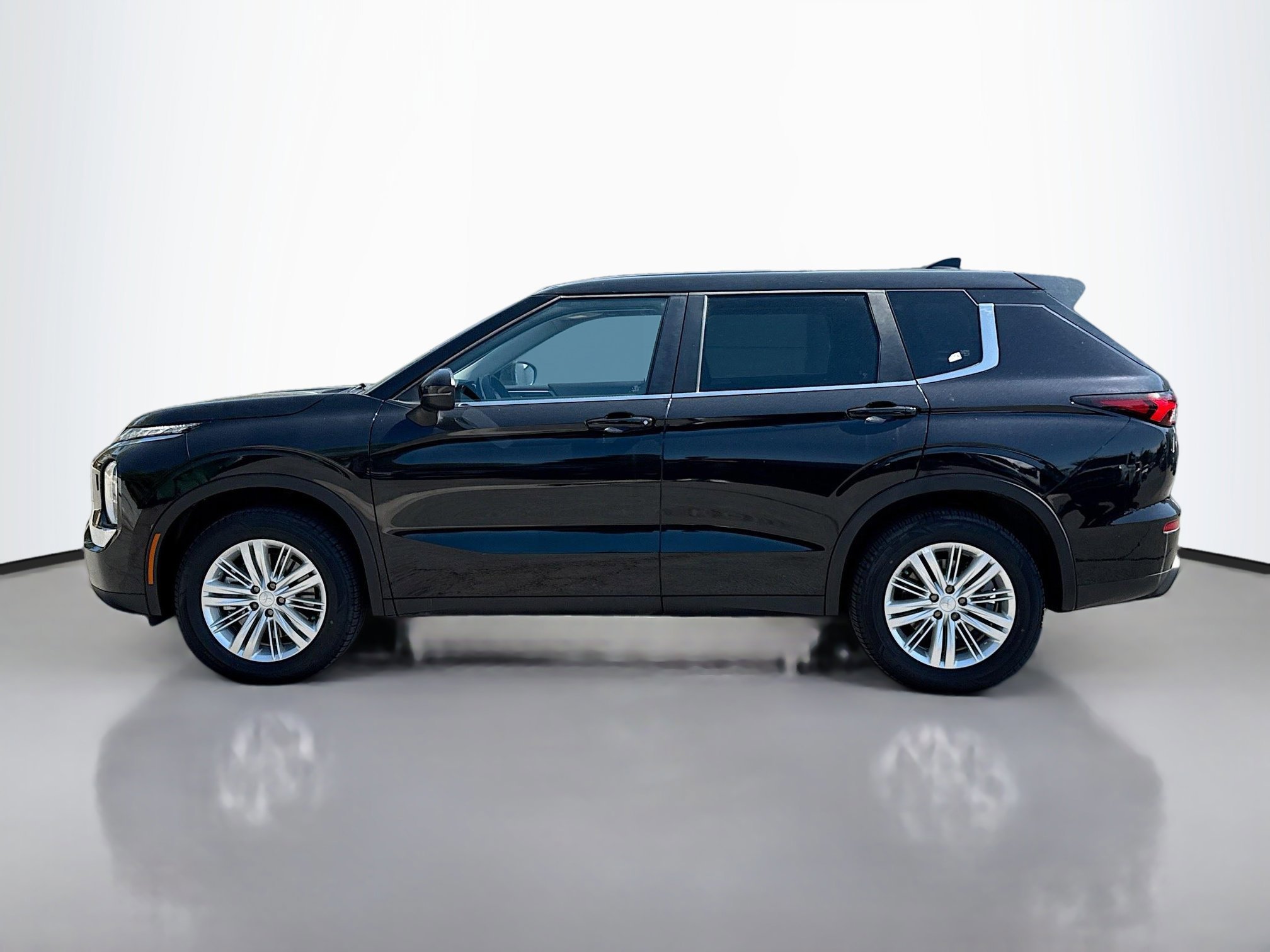 2023 Mitsubishi Outlander ES photo 2