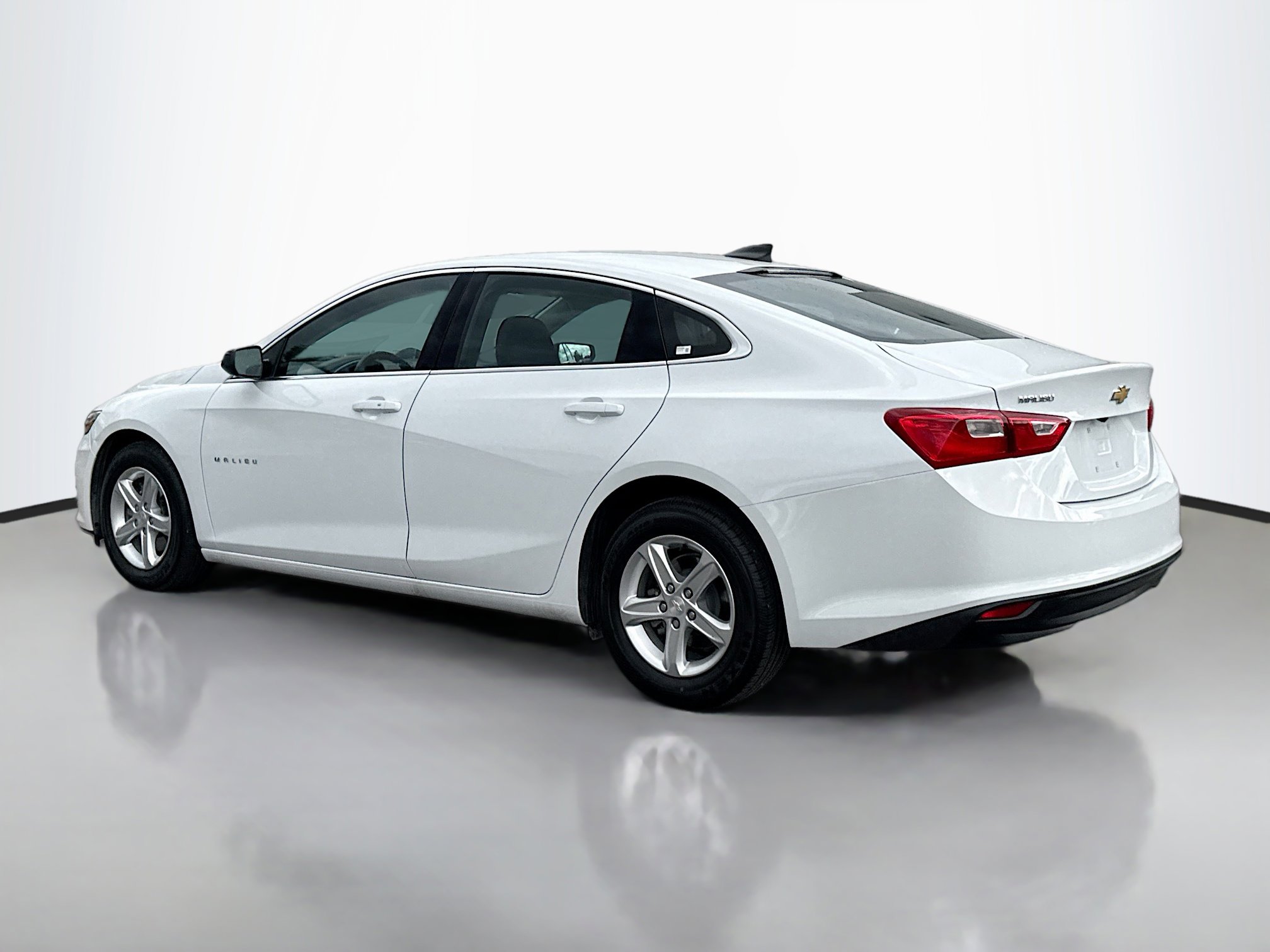 2022 Chevrolet Malibu LS photo 4