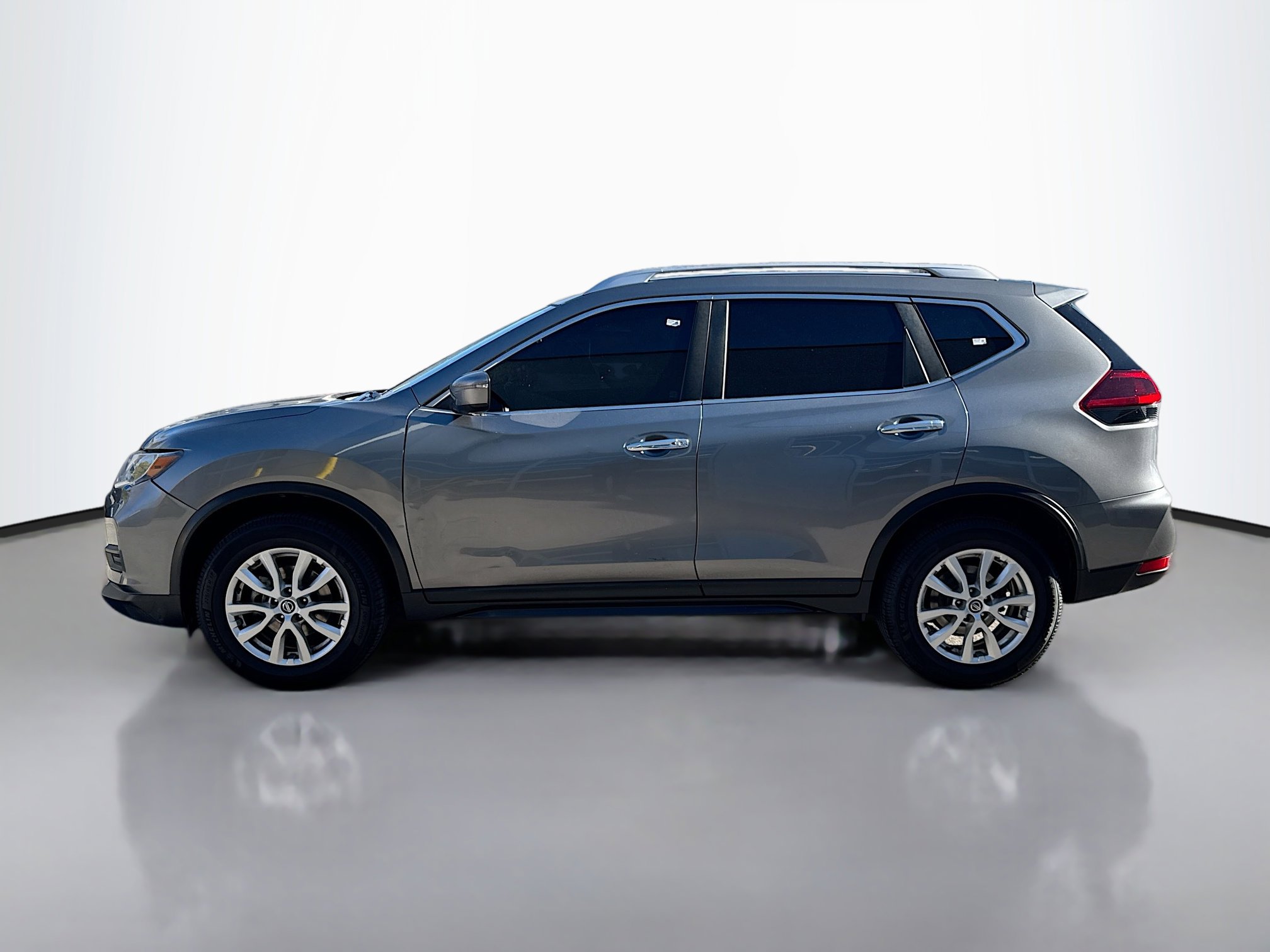 2019 Nissan Rogue SV photo 3