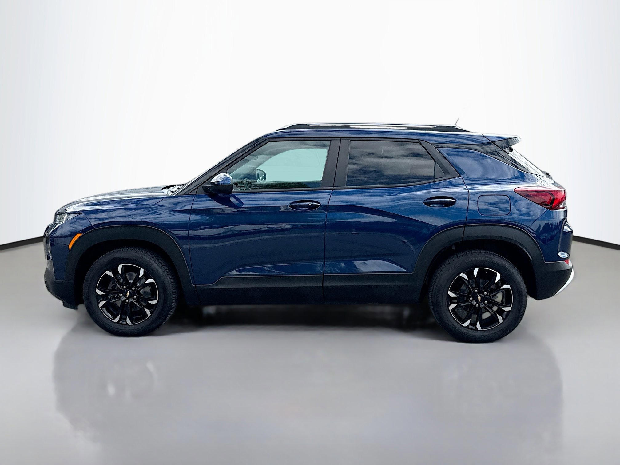 2023 Chevrolet Trailblazer LT photo 2