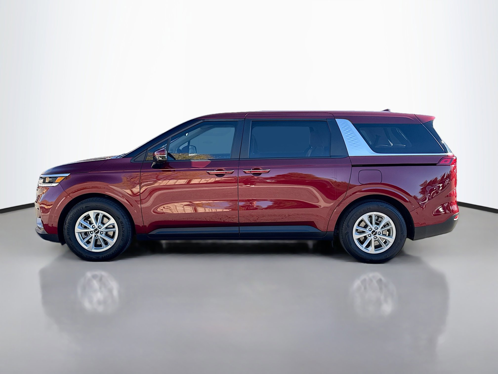 2024 Kia Carnival LX photo 2