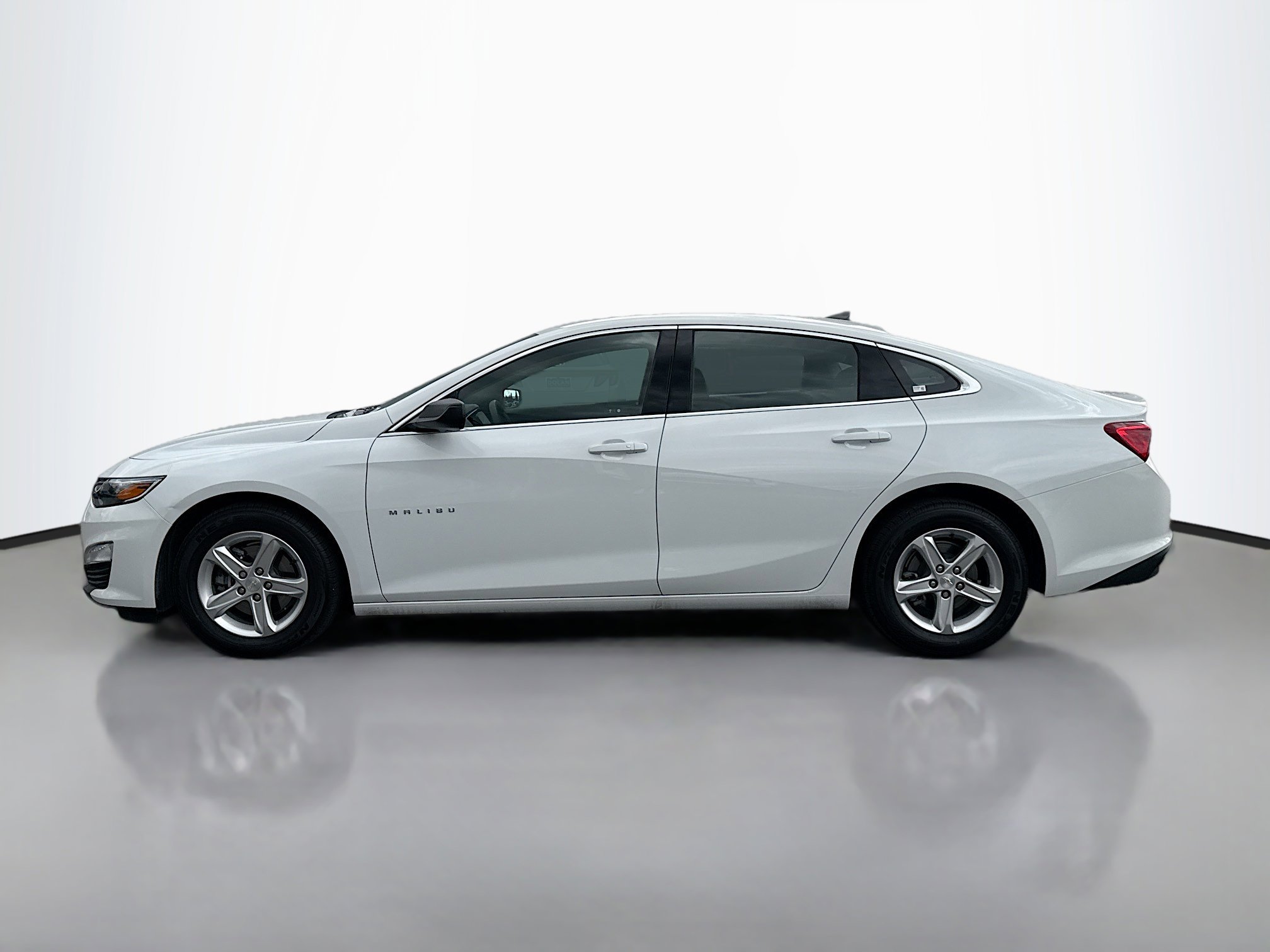 2022 Chevrolet Malibu LS photo 3