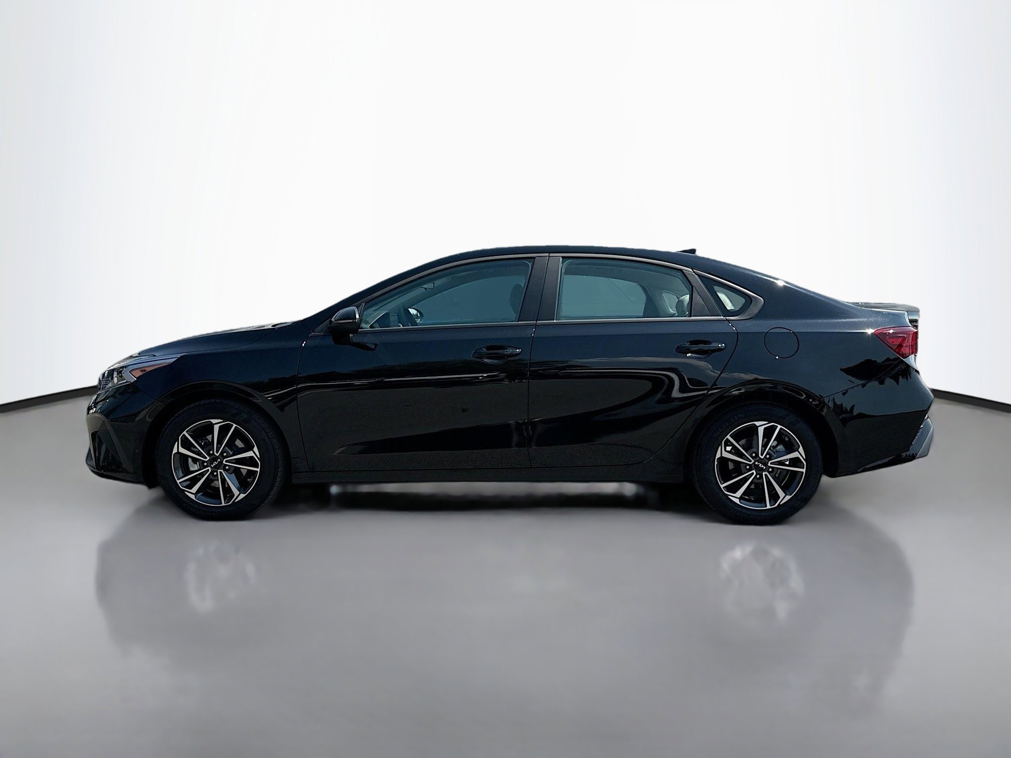2023 Kia Forte LXS photo 2