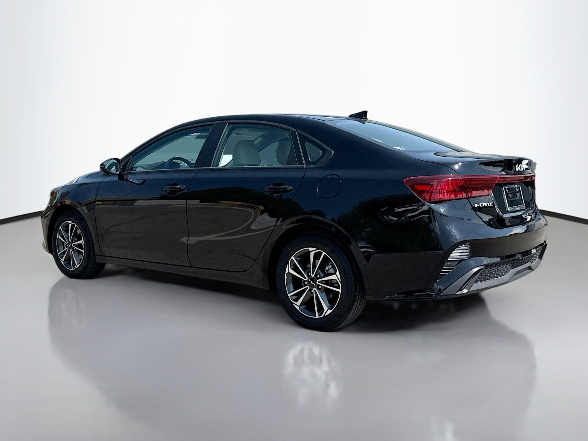 2023 Kia Forte LXS photo 3