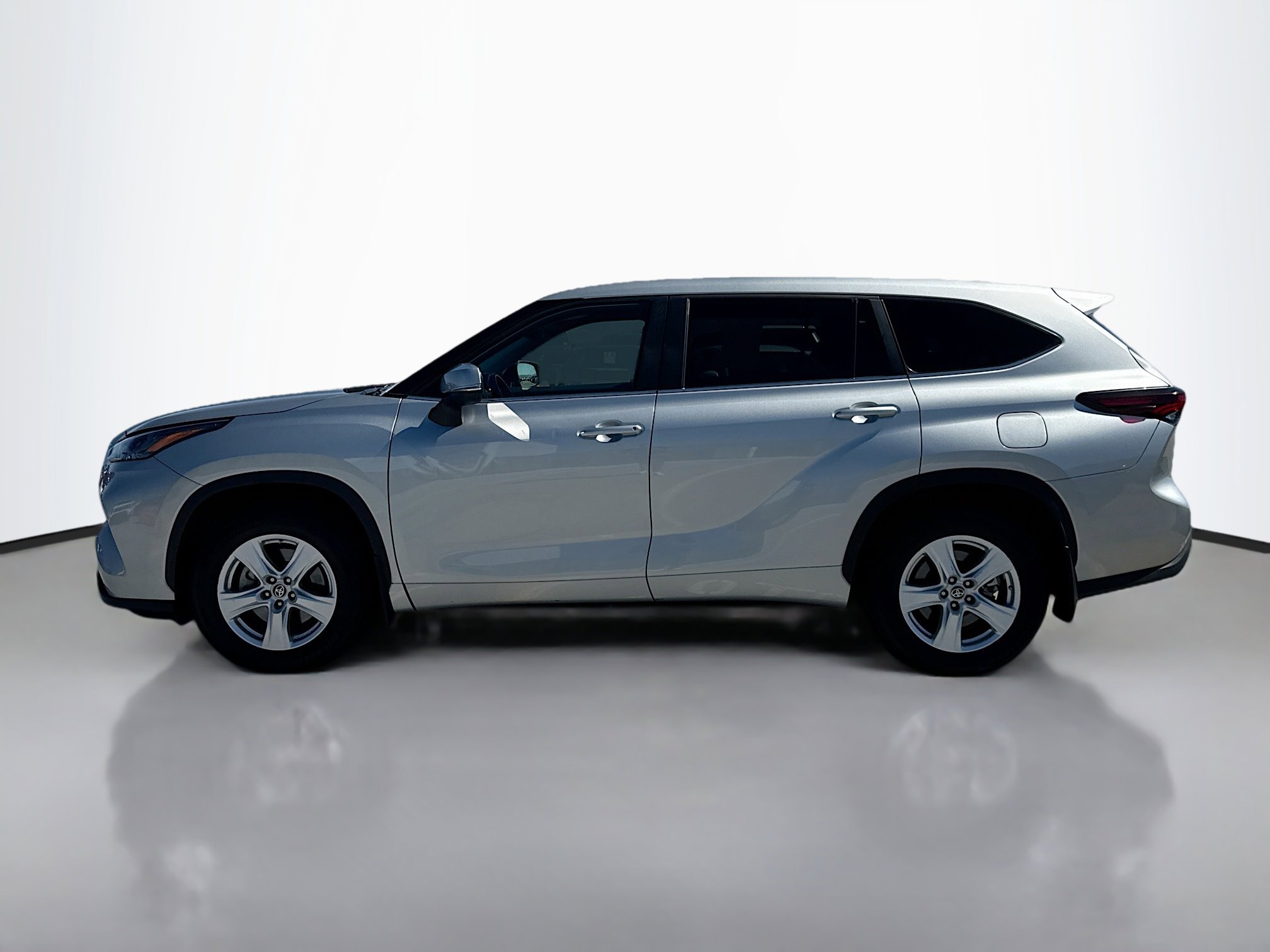 2024 Toyota Highlander LE photo 3