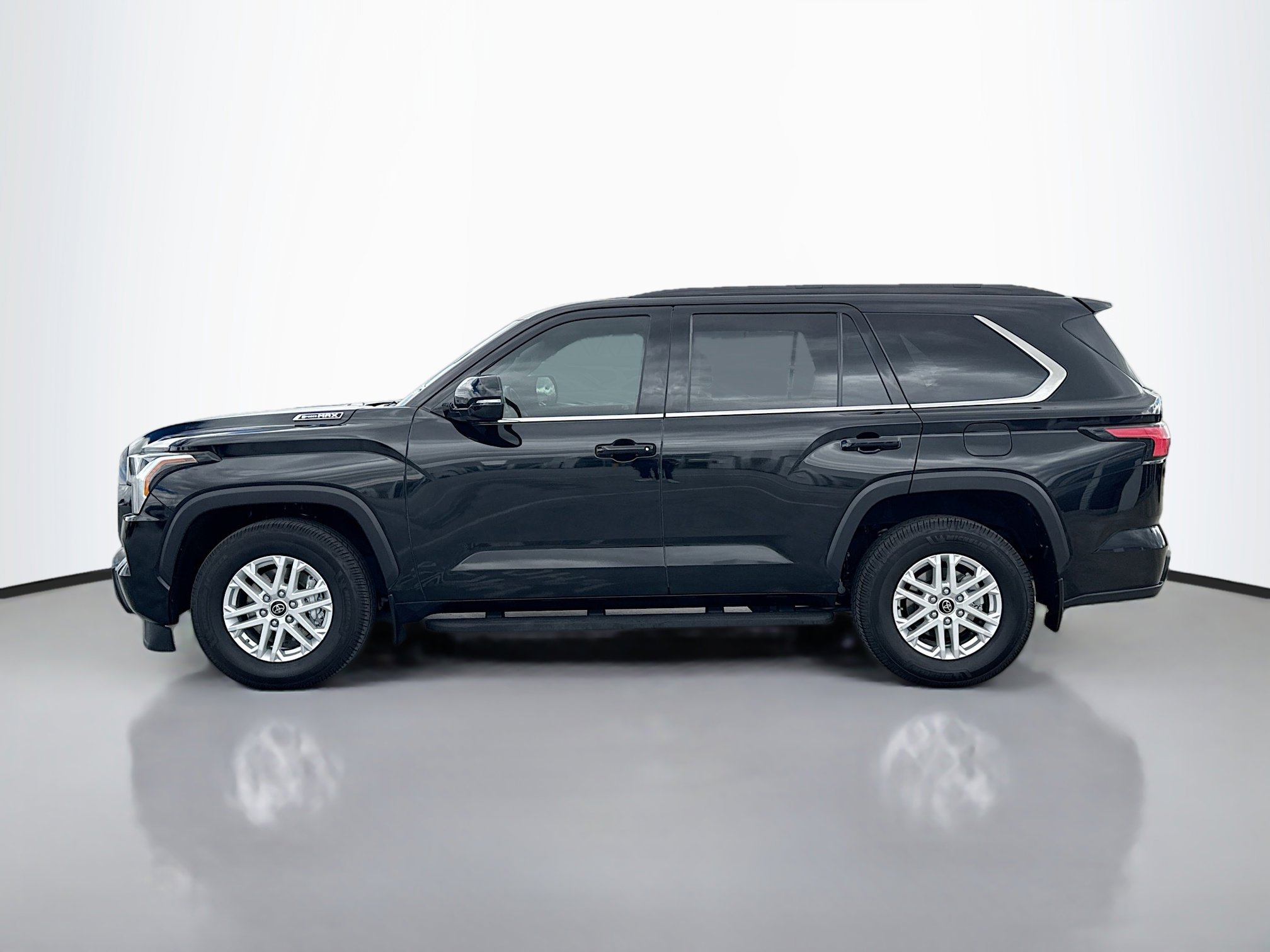 2023 Toyota Sequoia SR5 photo 2