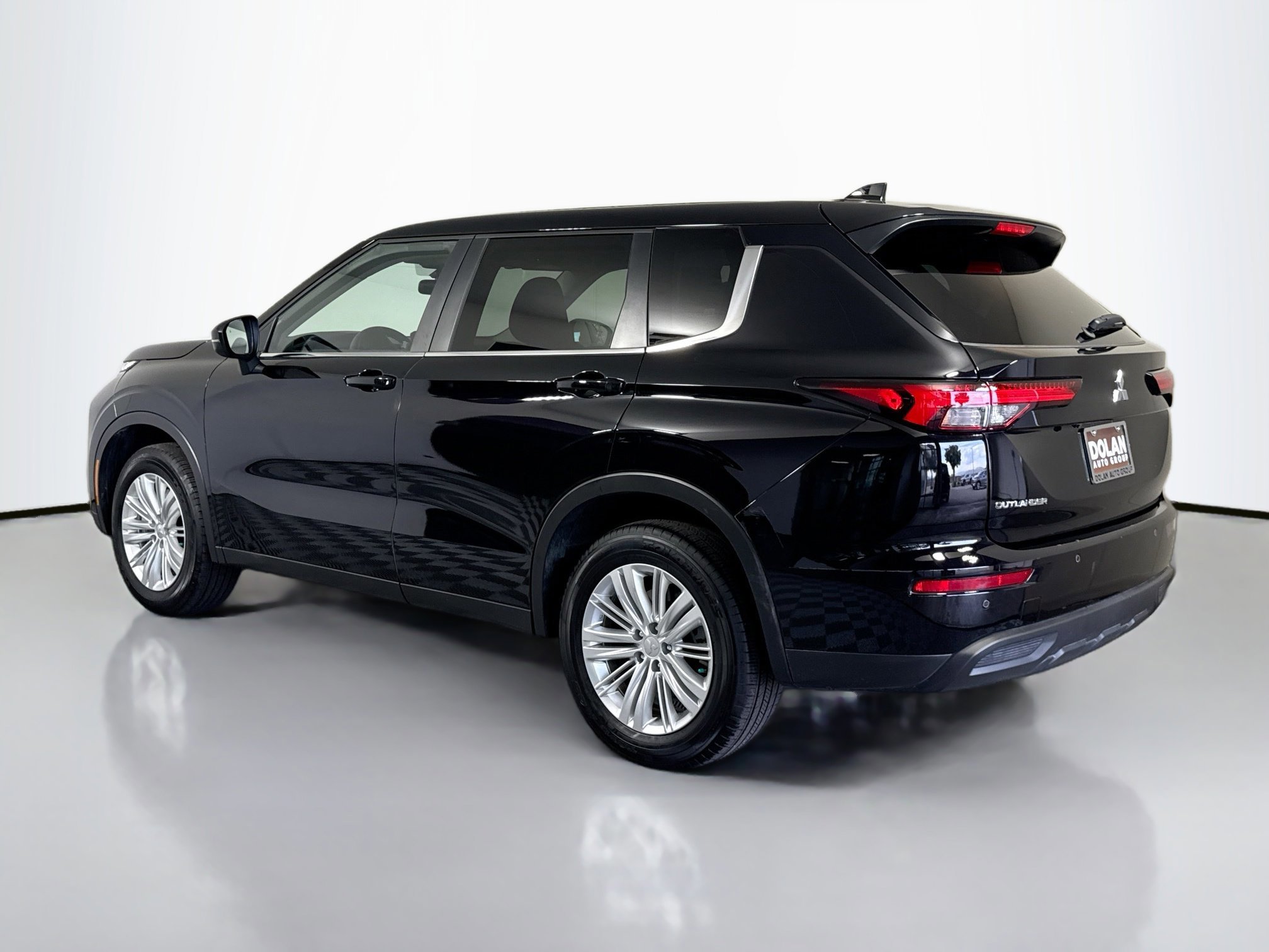 2024 Mitsubishi Outlander ES photo 2