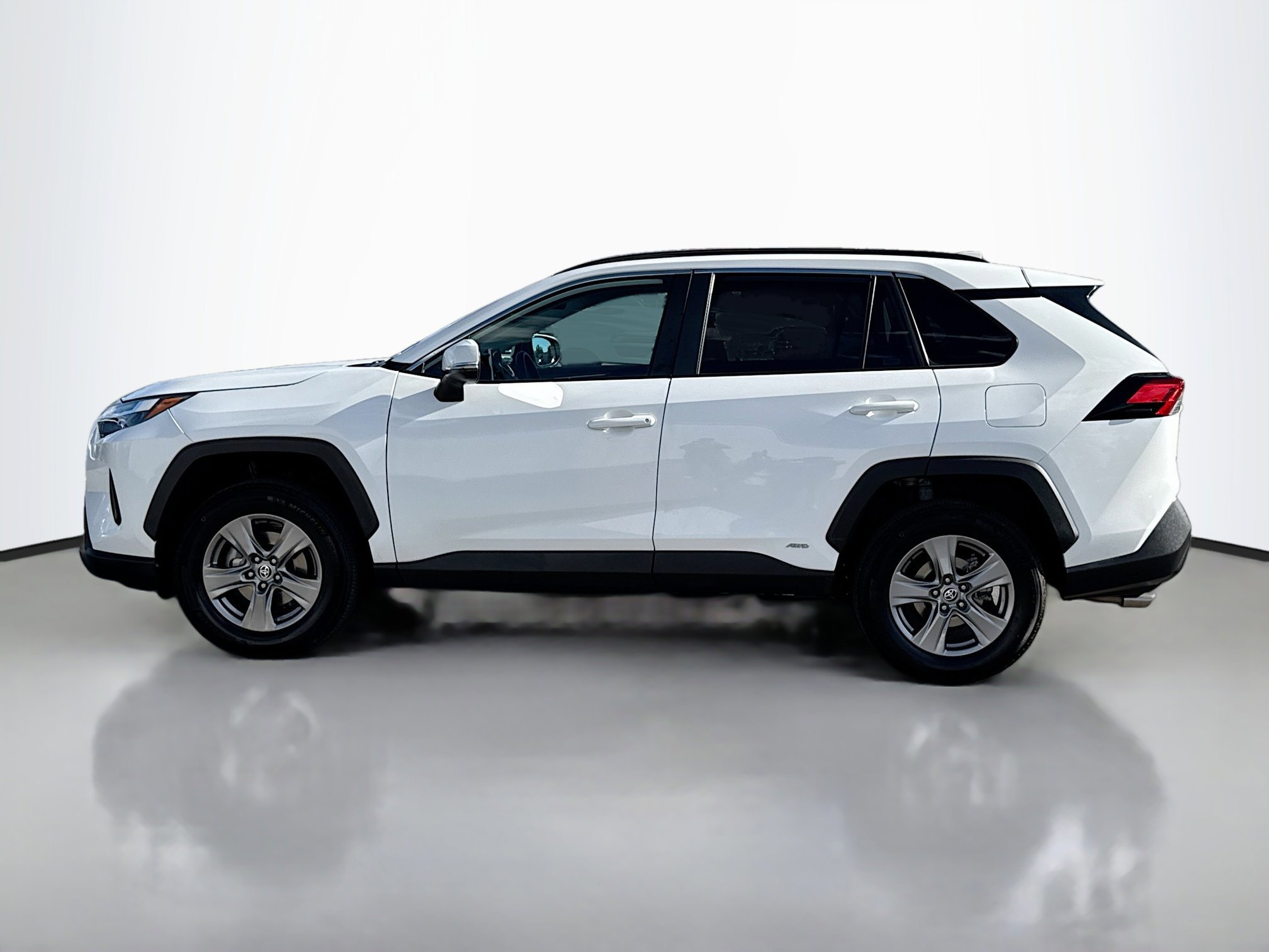 2024 Toyota RAV4 Hybrid XLE photo 2