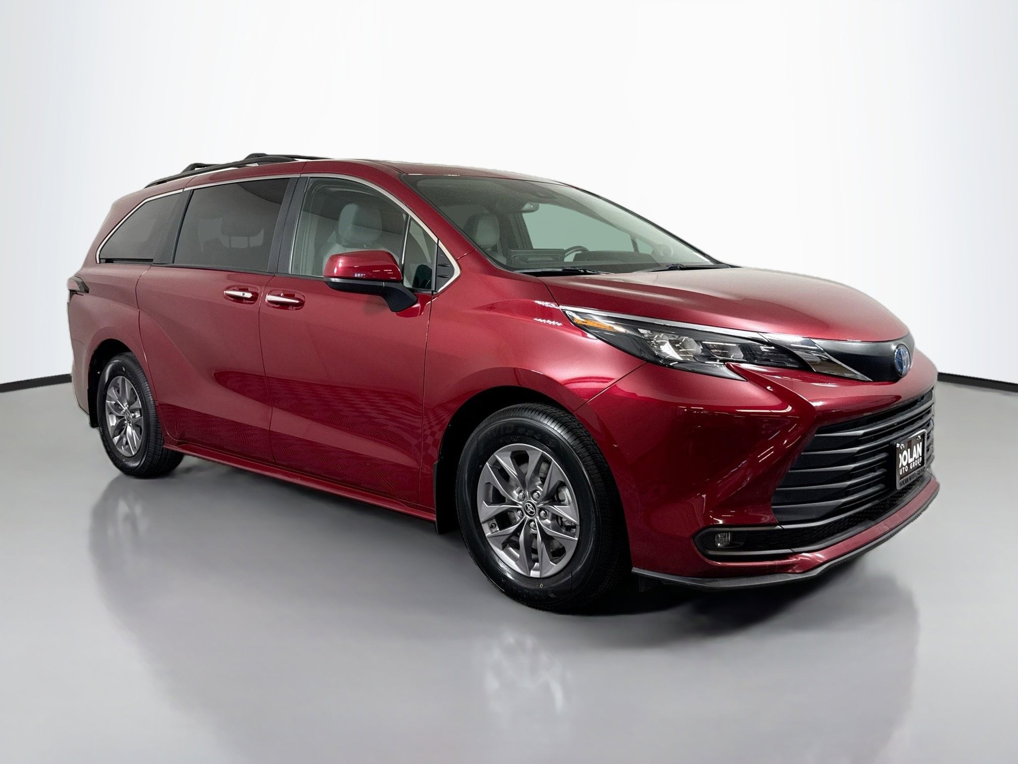 2025 Toyota Sienna XLE 7-Passenger Hybrid AWD's photo