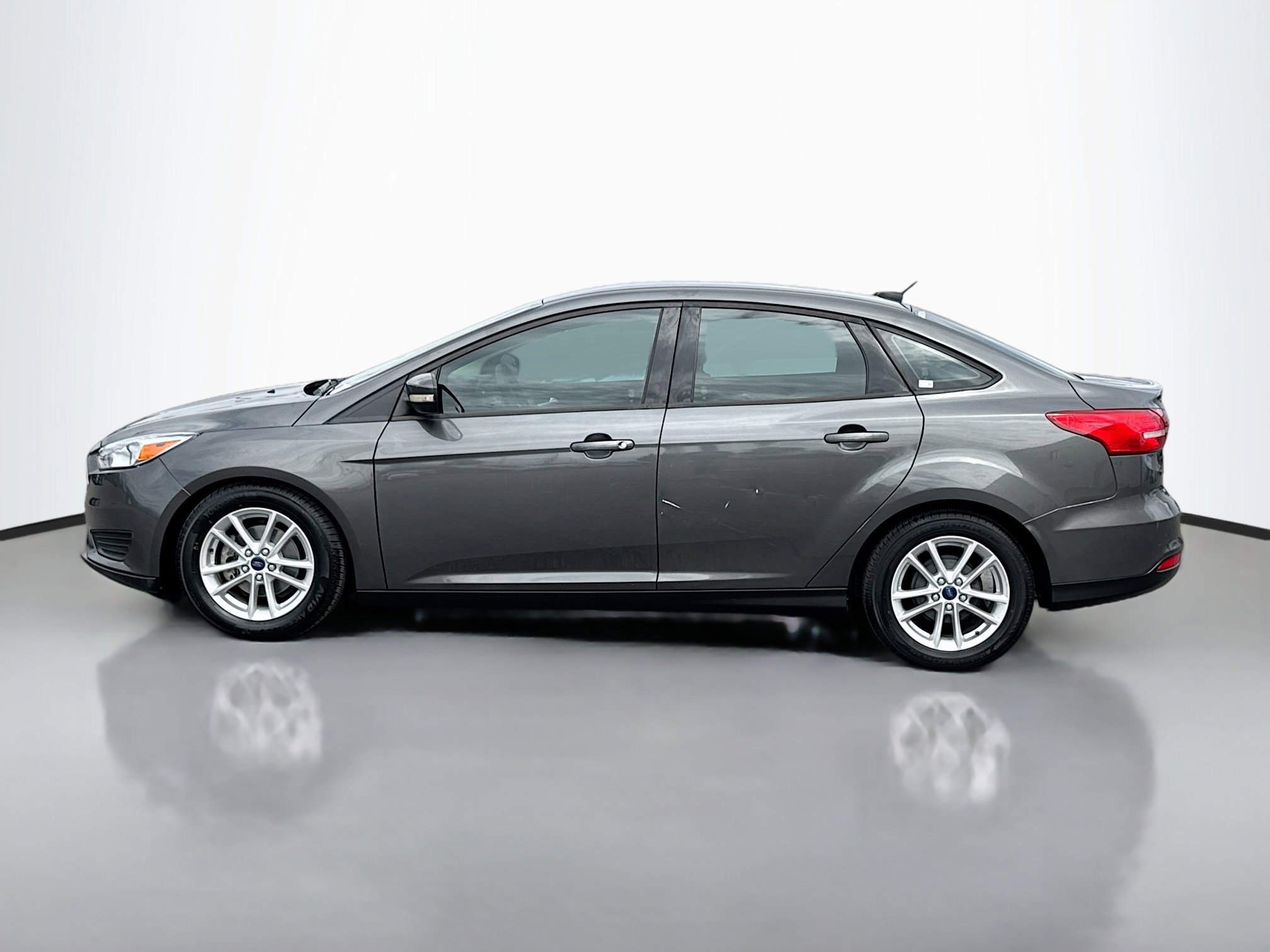 2016 Ford Focus SE photo 2