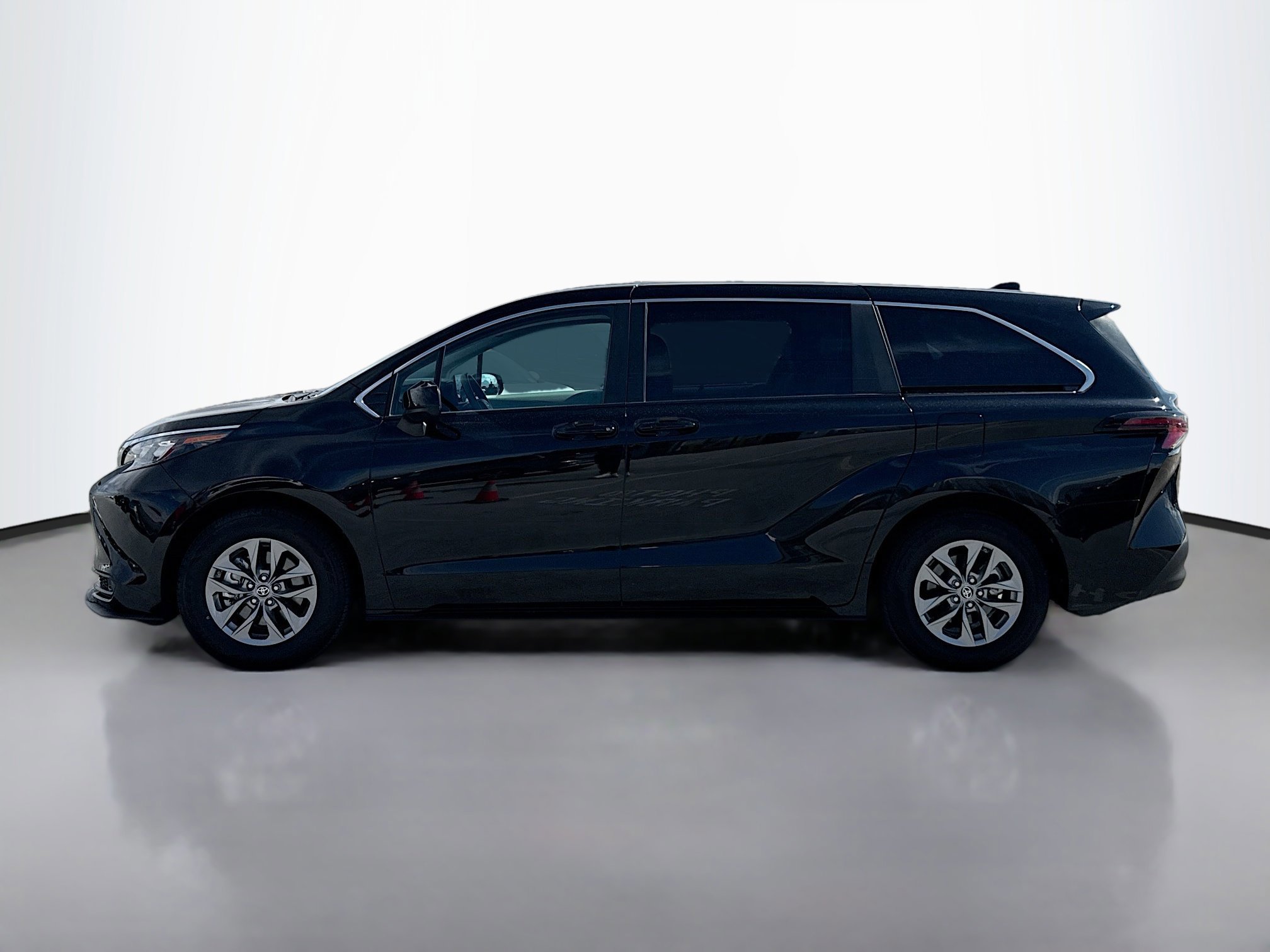 2024 Toyota Sienna LE photo 2