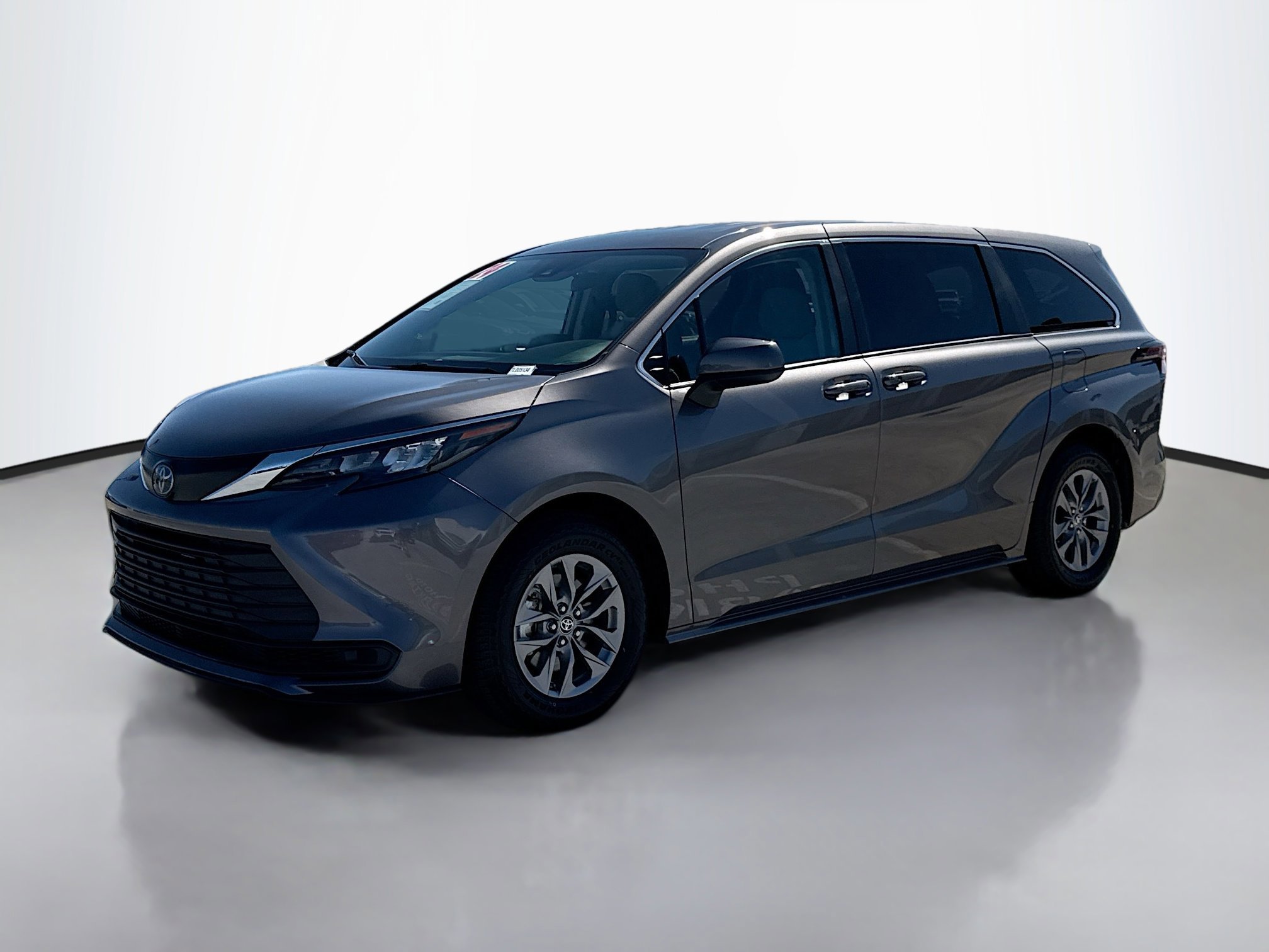 2024 Toyota Sienna LE photo 4