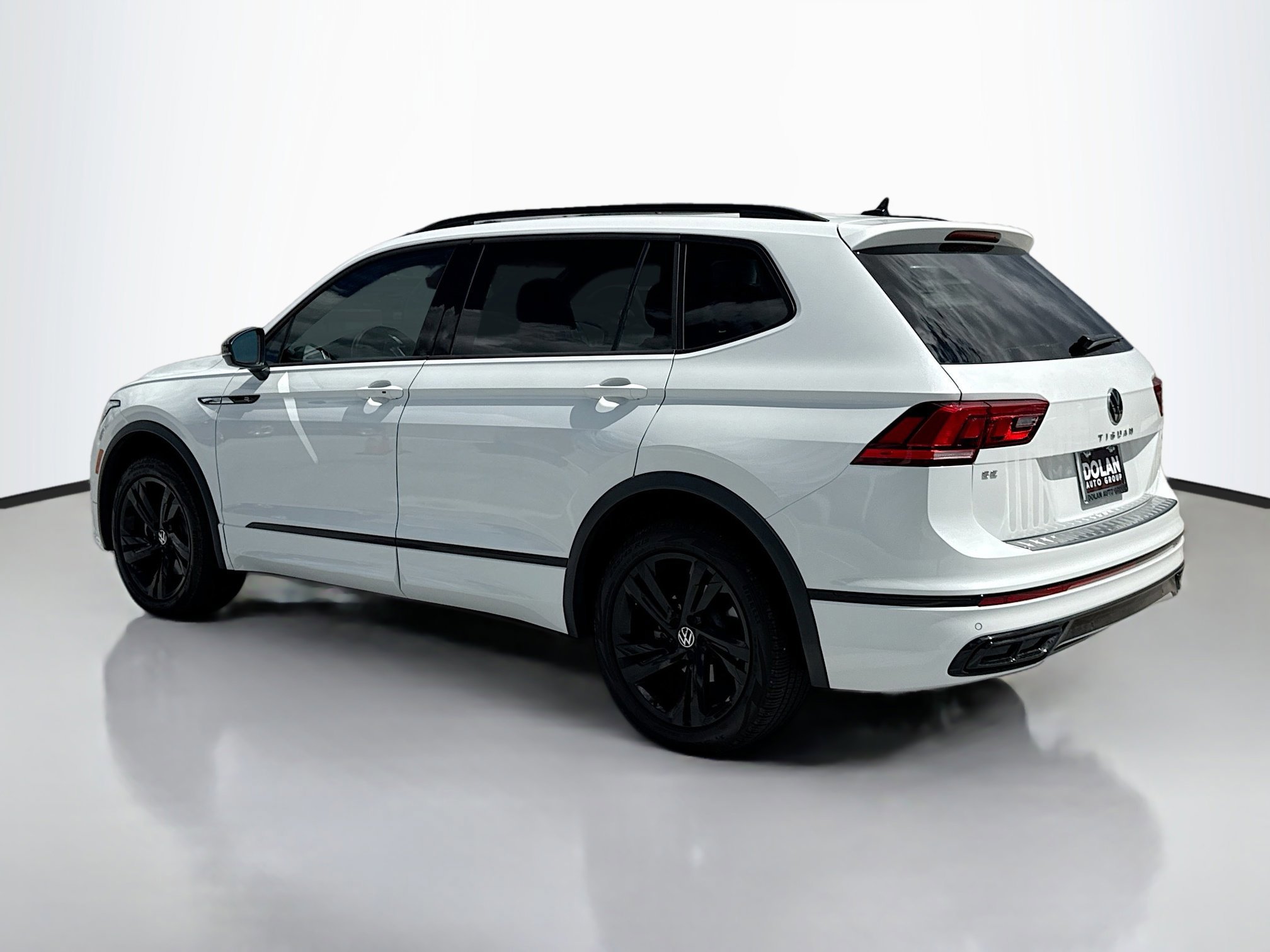 2024 Volkswagen Tiguan SE R-Line Black photo 2