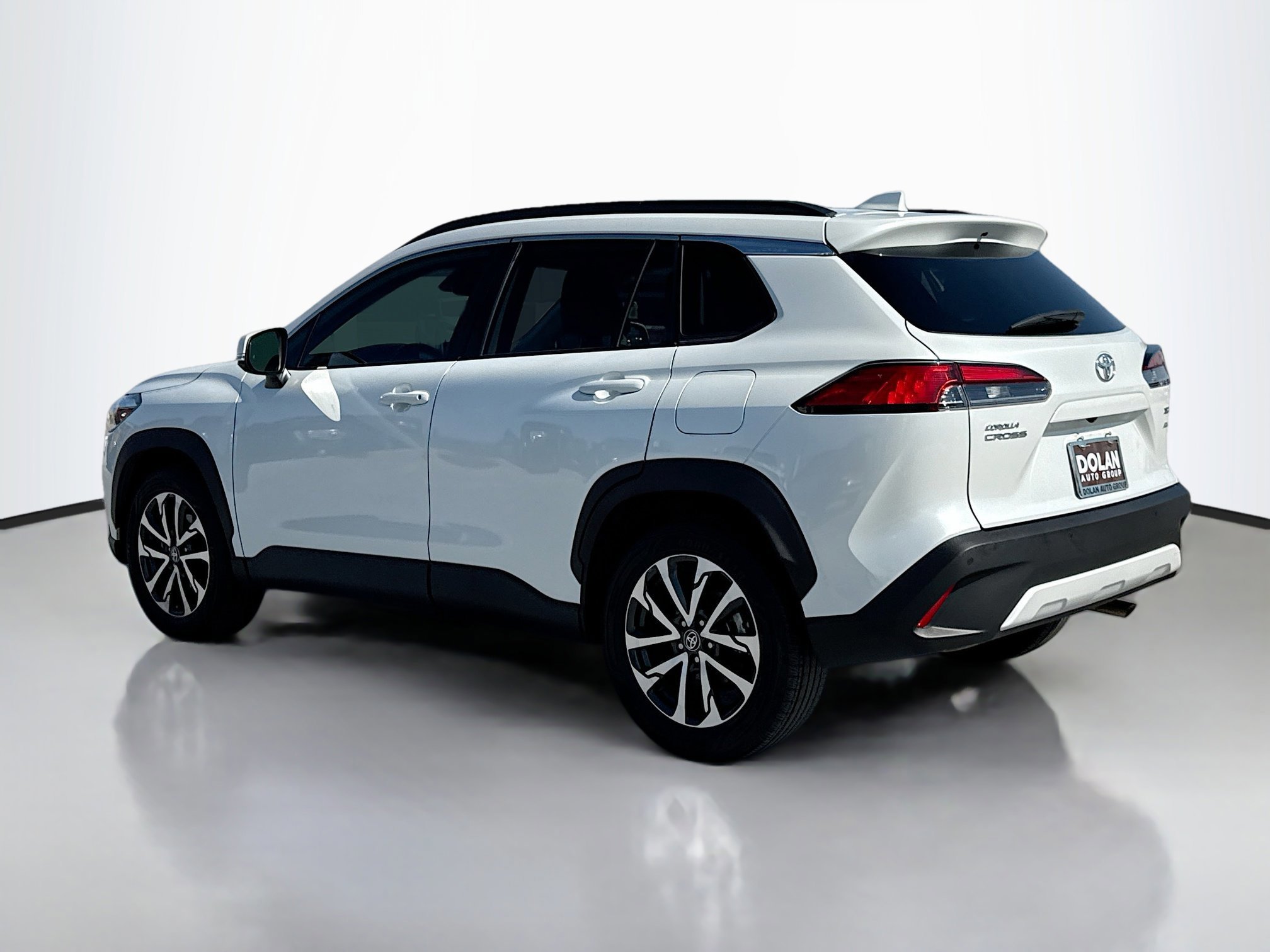 2022 Toyota Corolla Cross XLE photo 2