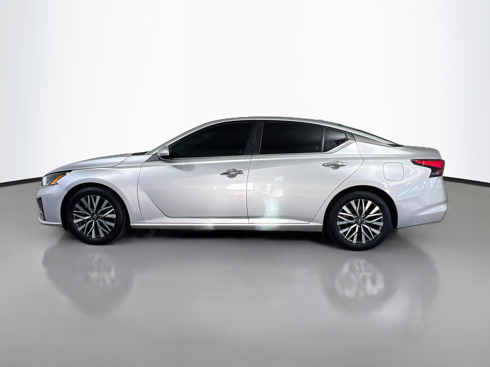 Used 2023 Nissan Altima 2.5 SV Sedan