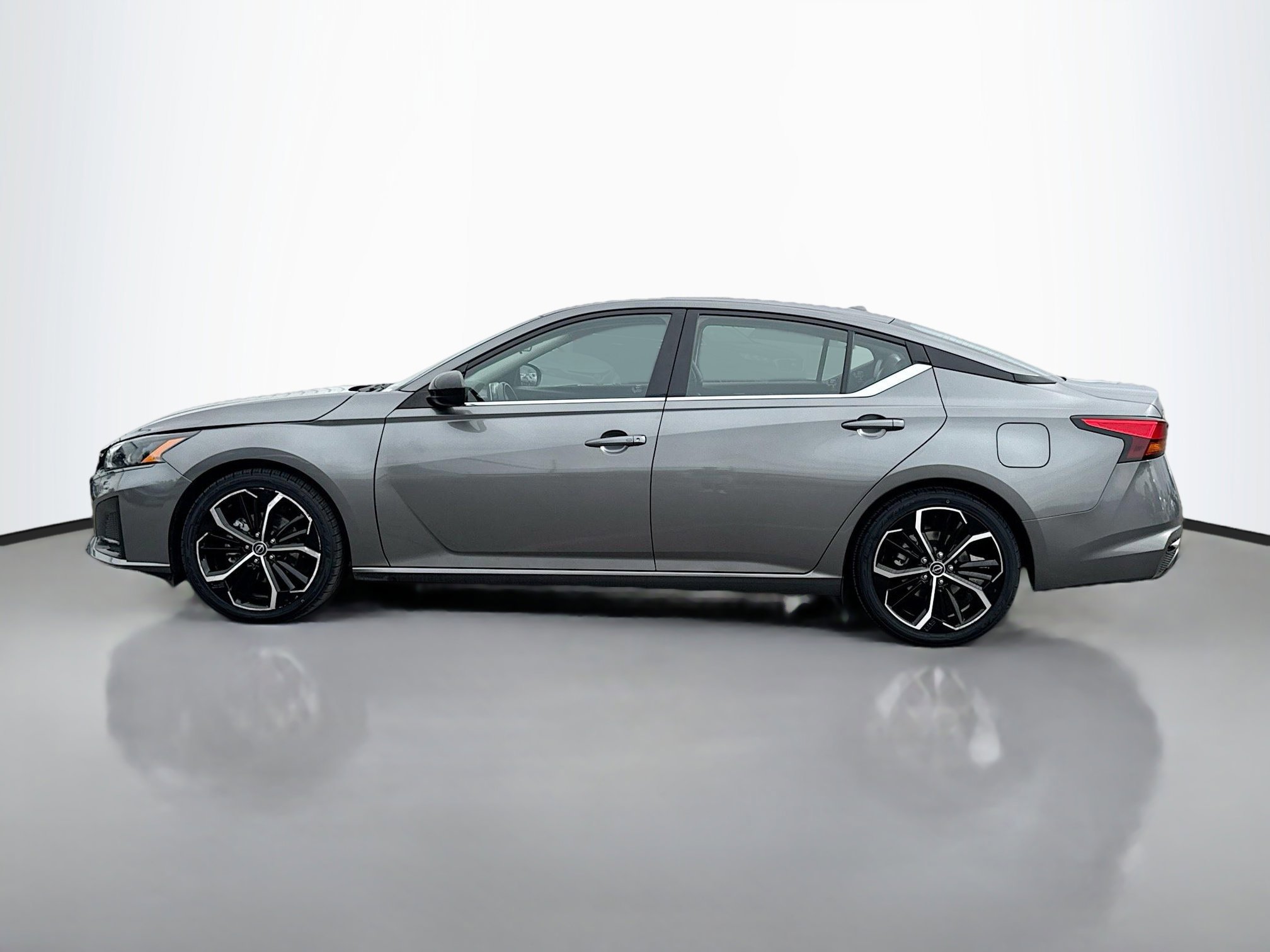 2023 Nissan Altima 2.5 SR photo 2