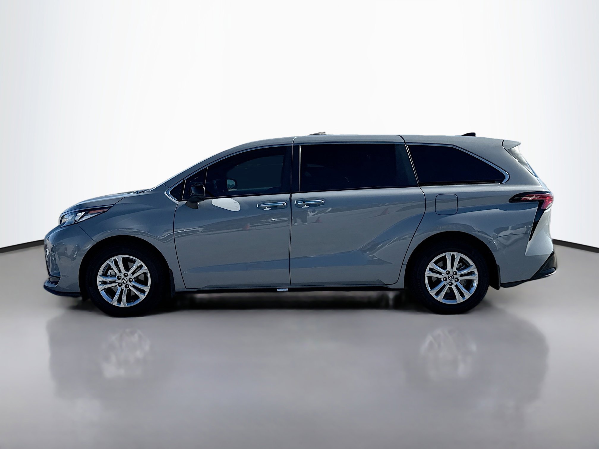 2023 Toyota Sienna XSE photo 3