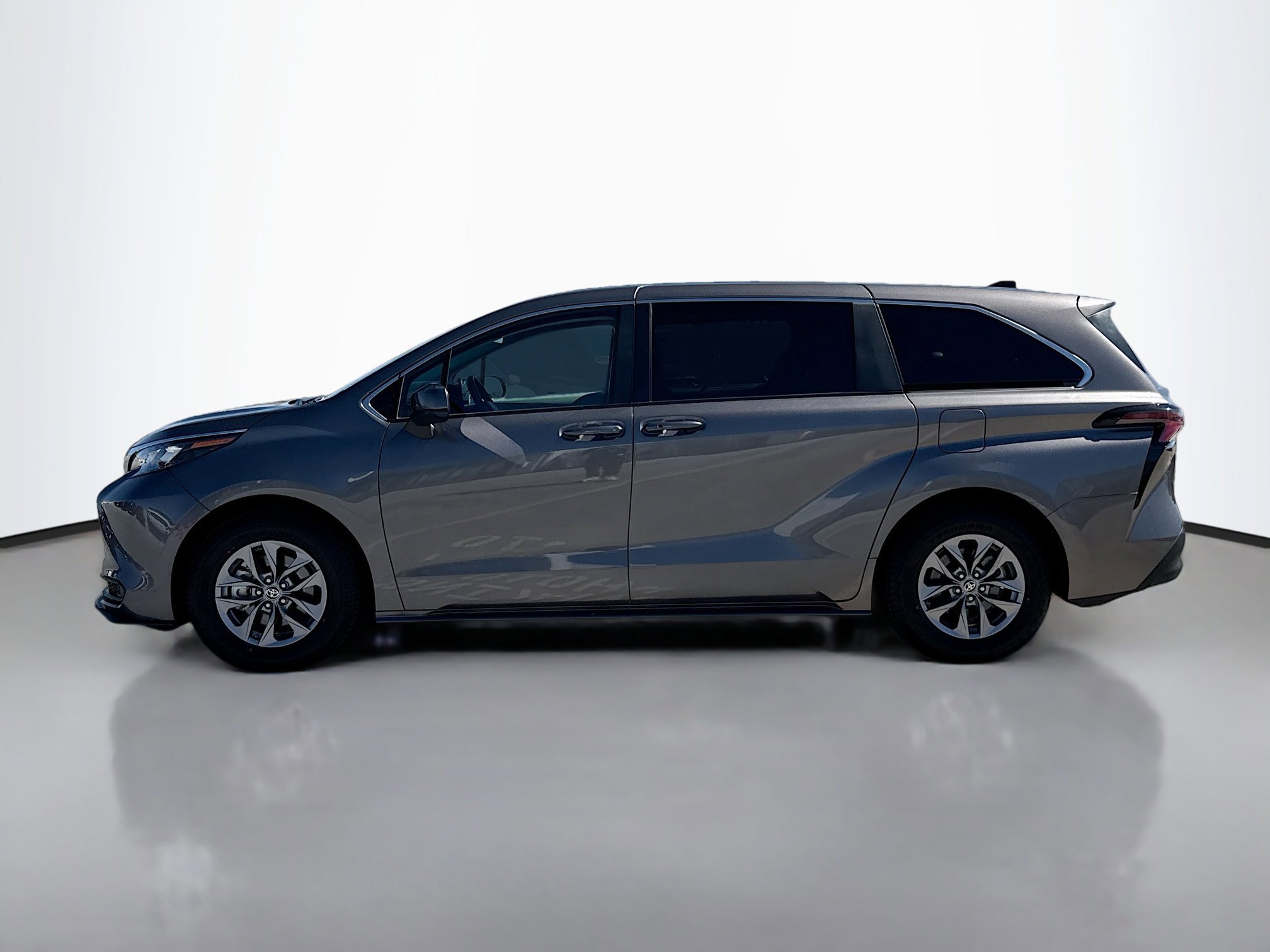 2024 Toyota Sienna LE photo 2
