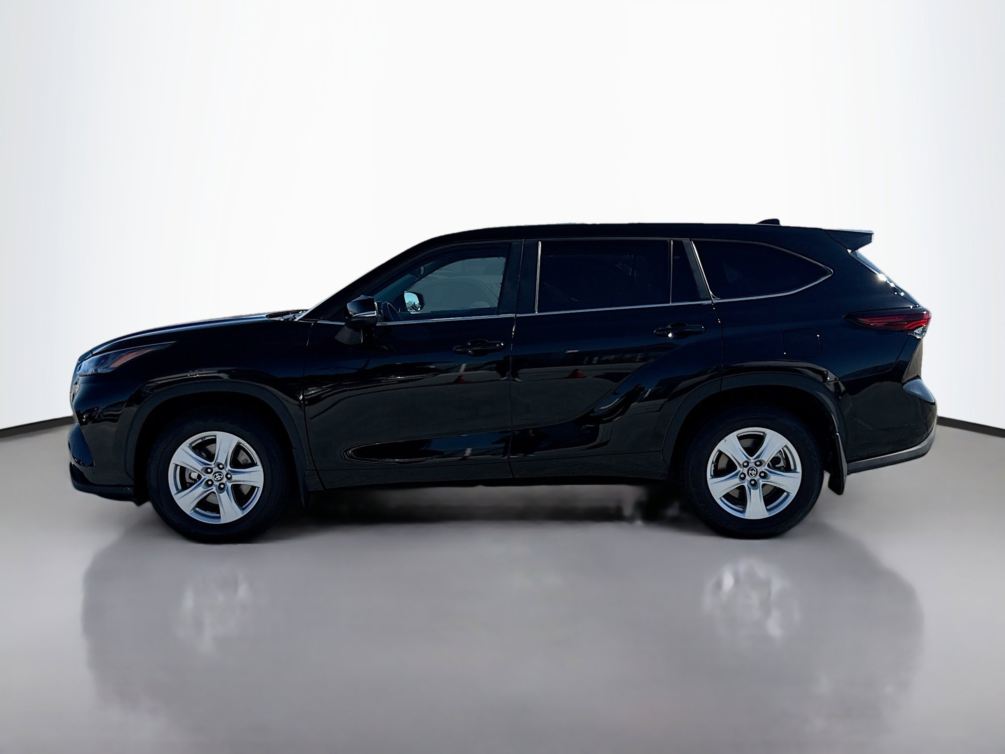 2024 Toyota Highlander LE photo 2