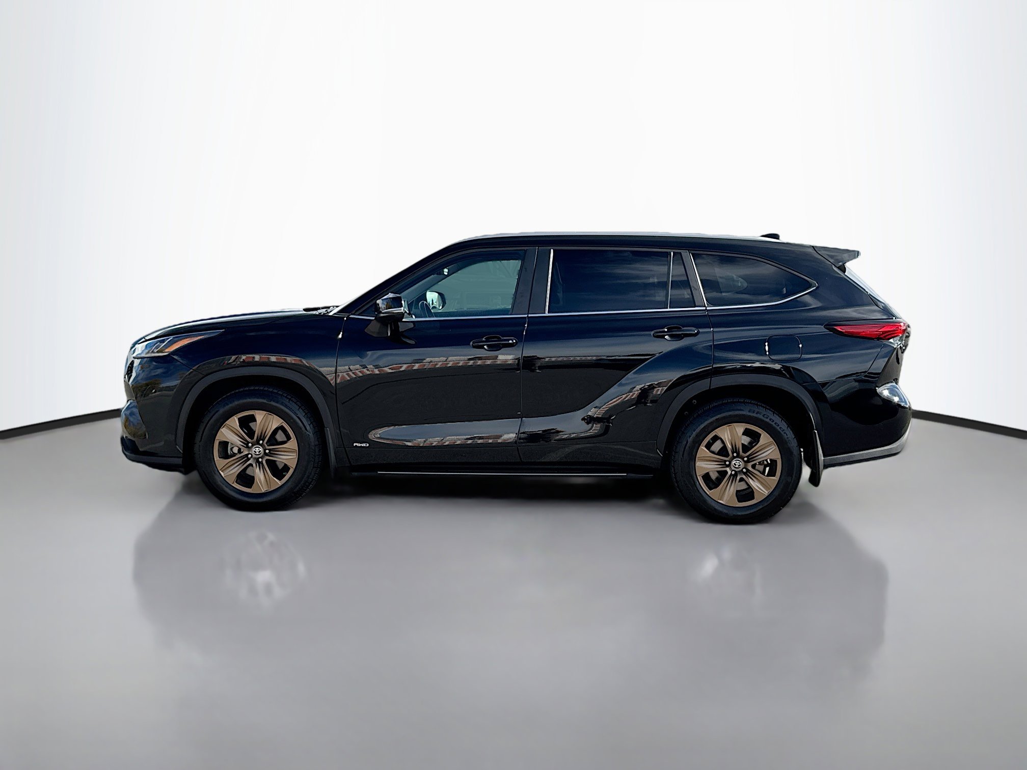2023 Toyota Highlander Hybrid Bronze Edition photo 3