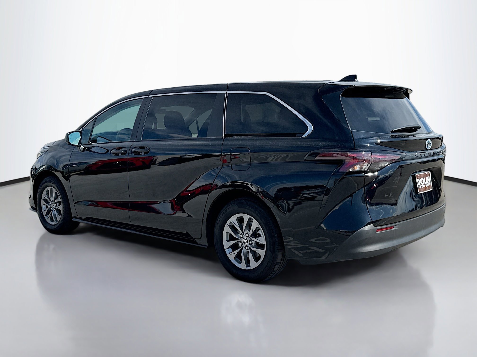 2024 Toyota Sienna LE photo 3