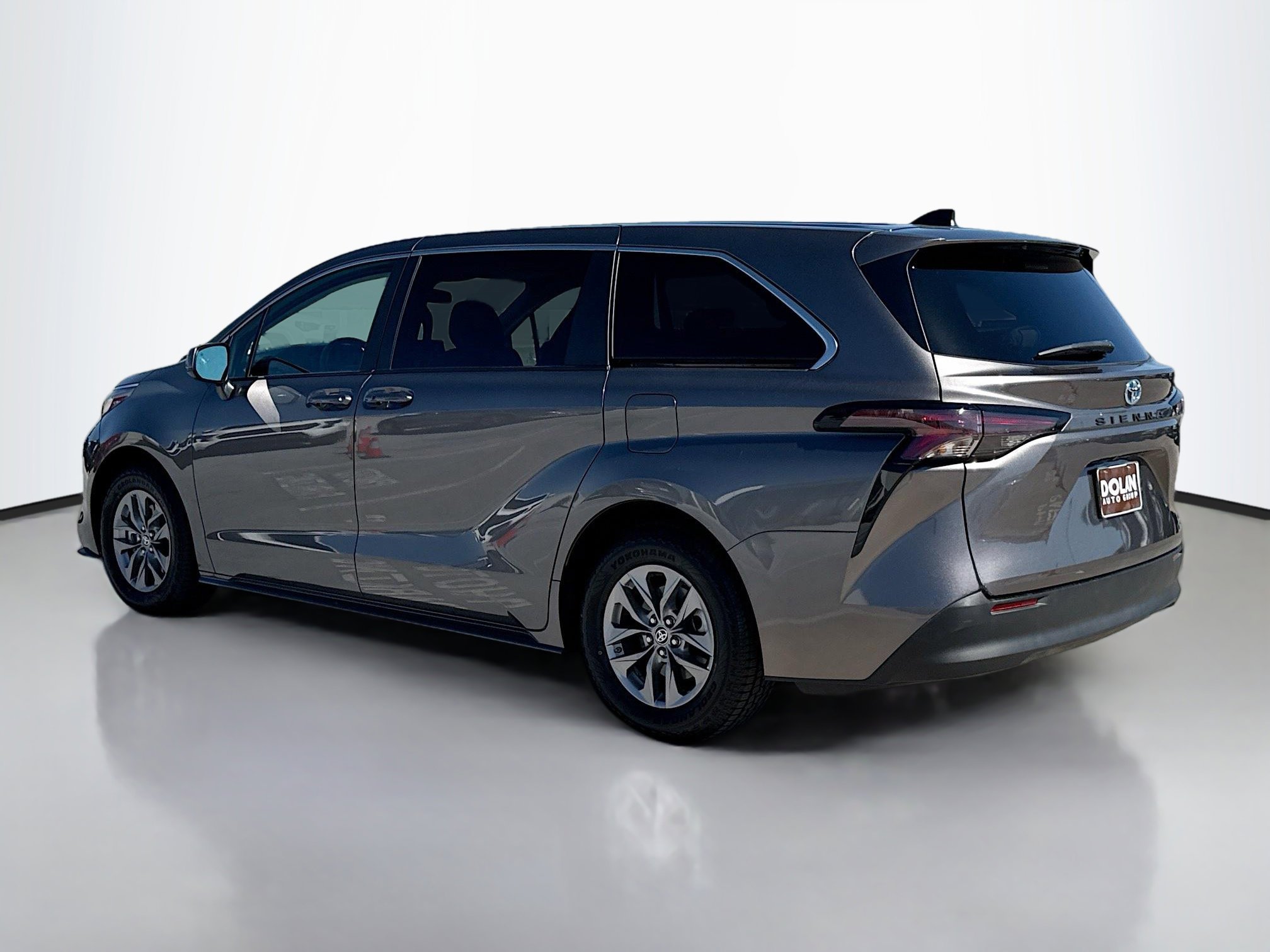2024 Toyota Sienna LE photo 4