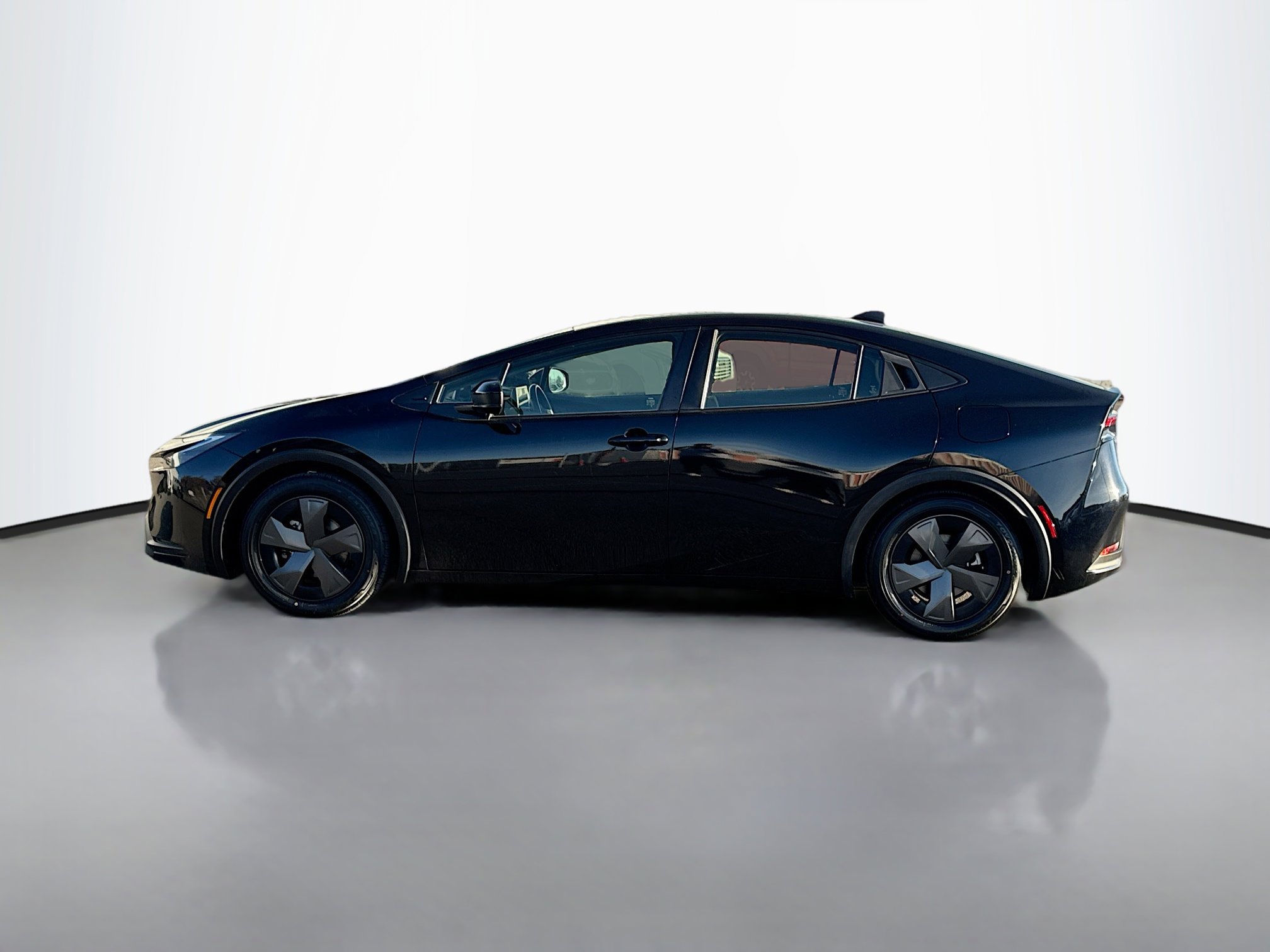 2024 Toyota Prius LE photo 3
