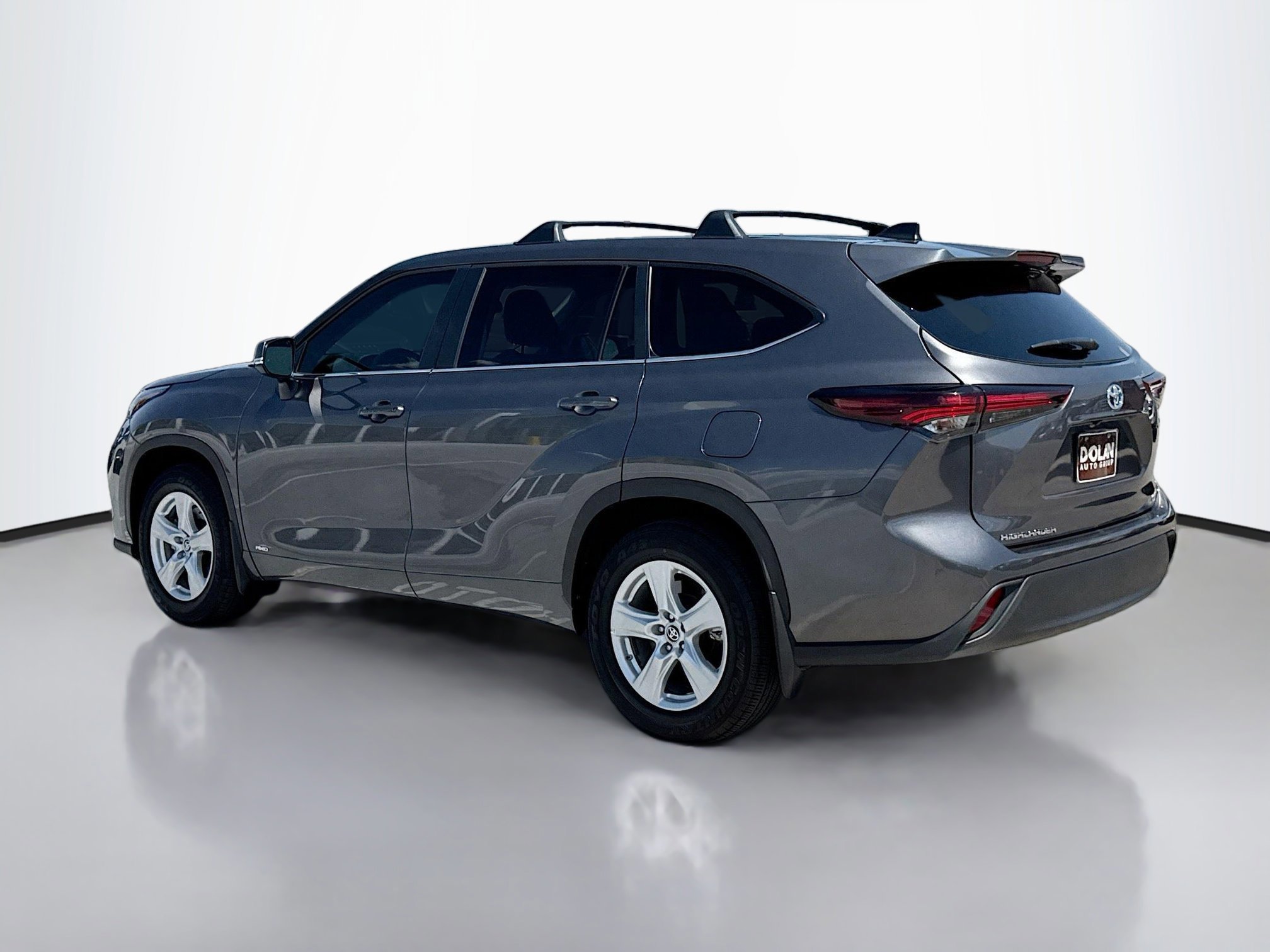 2024 Toyota Highlander Hybrid LE photo 3