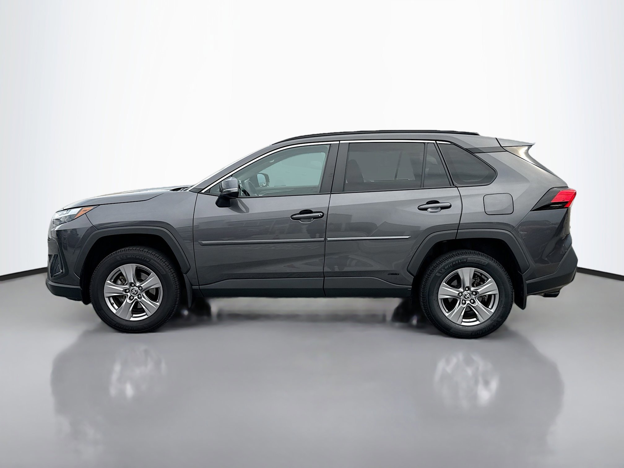 2023 Toyota RAV4 Hybrid XLE photo 3