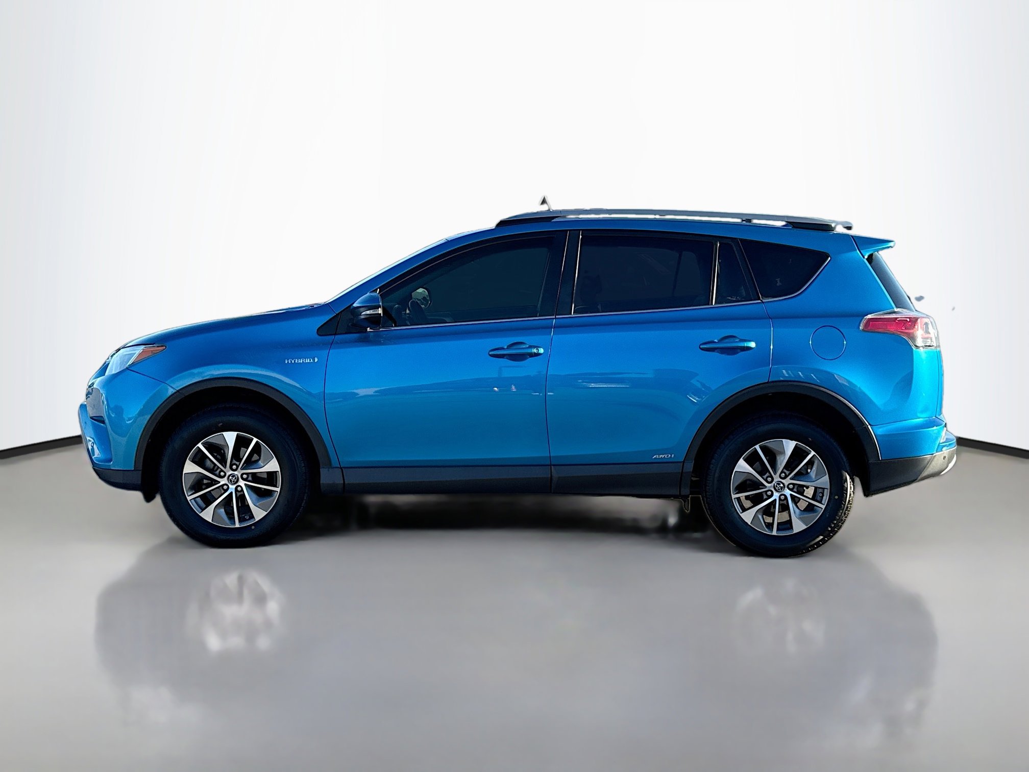 2017 Toyota RAV4 Hybrid XLE photo 3