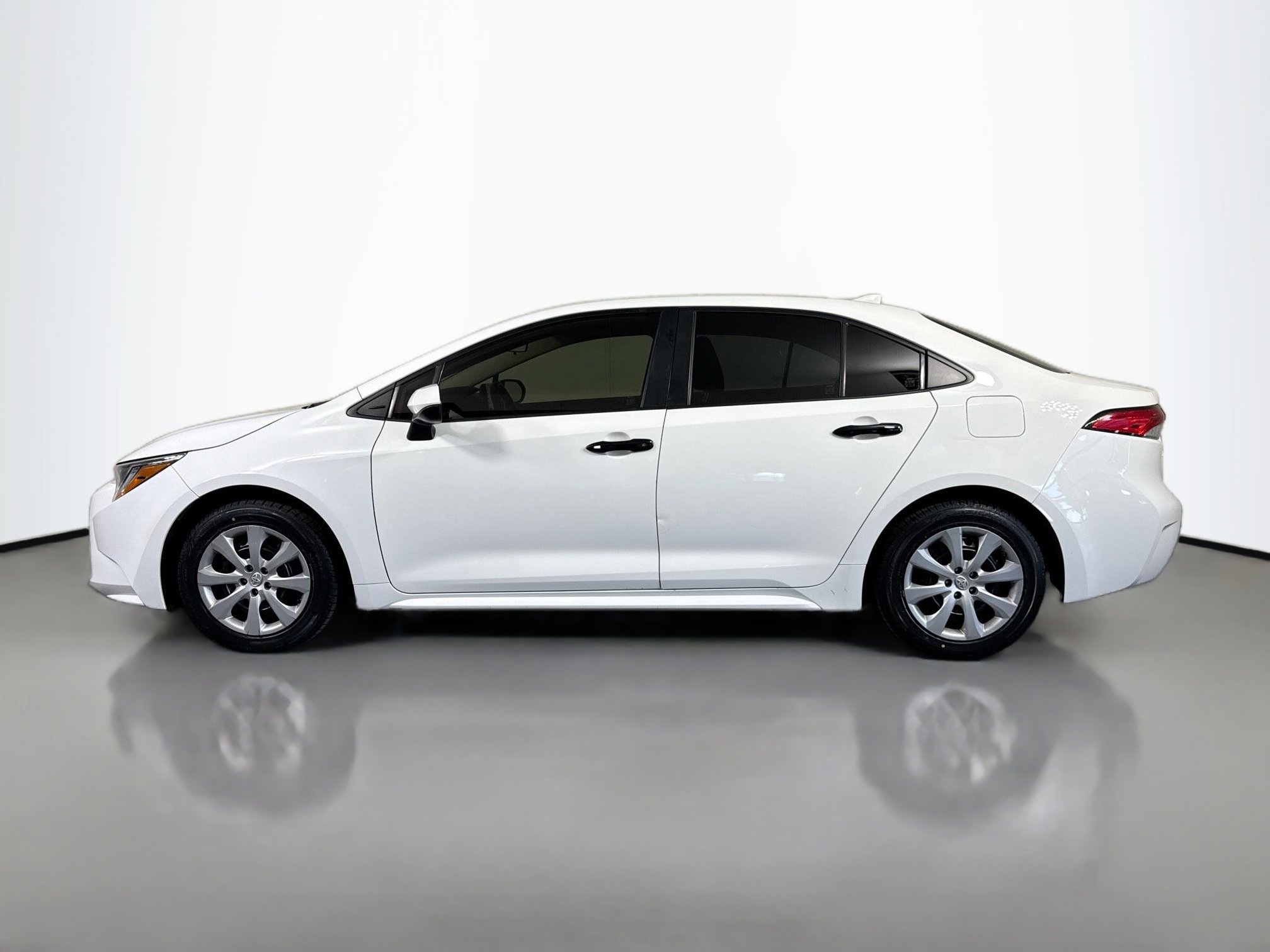 2022 Toyota Corolla LE photo 2