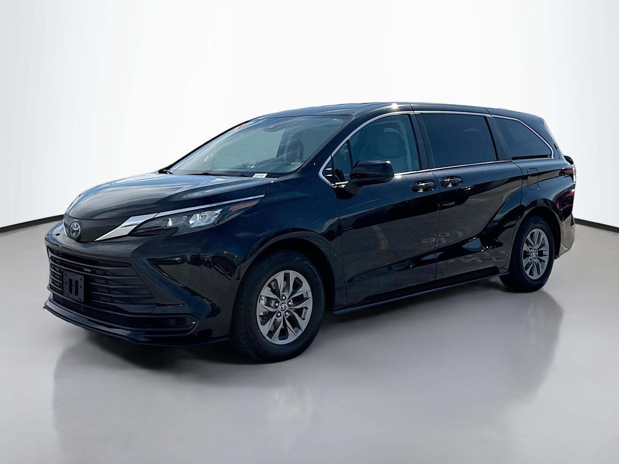 2024 Toyota Sienna LE photo 4