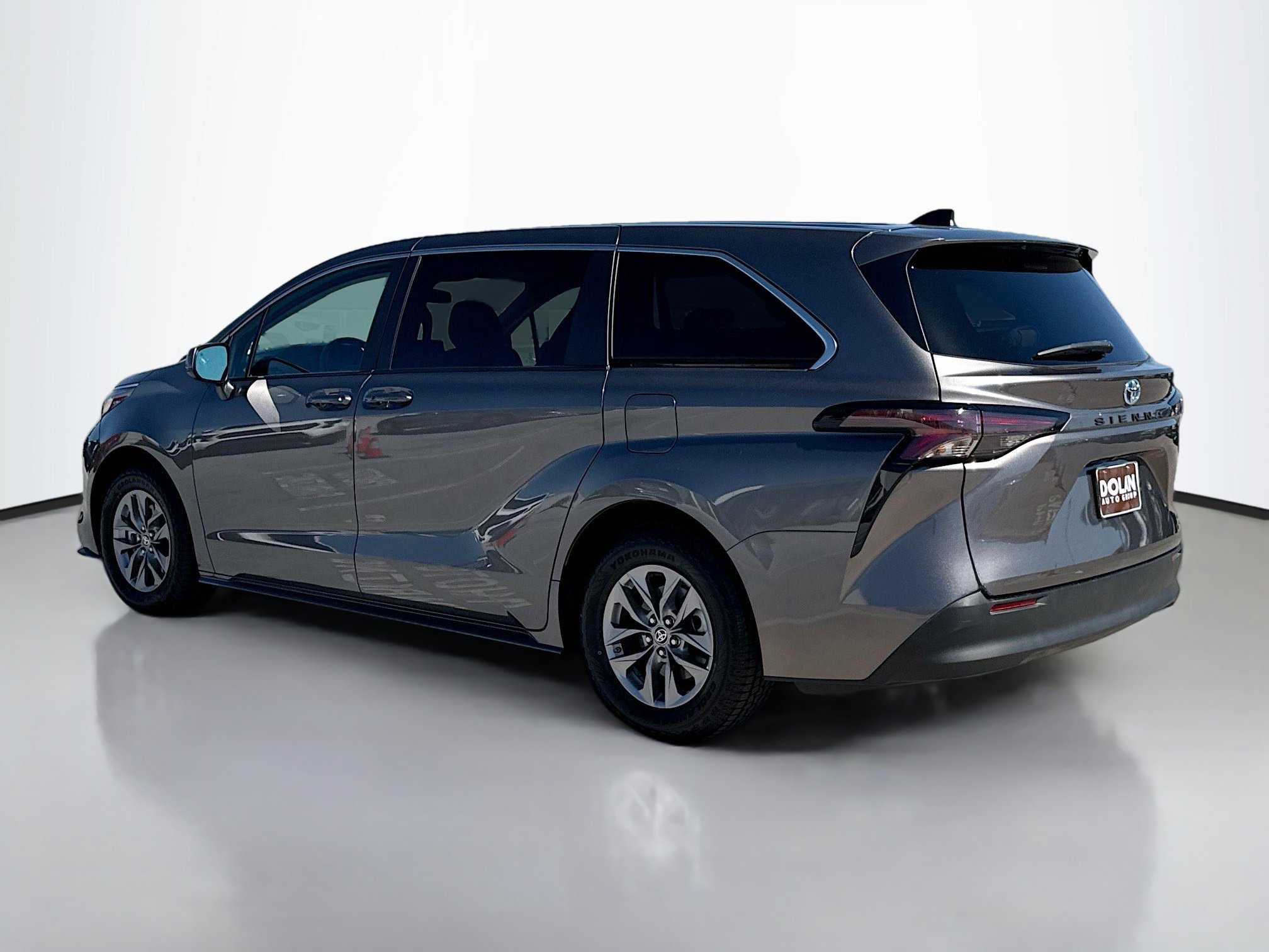 2024 Toyota Sienna LE photo 3