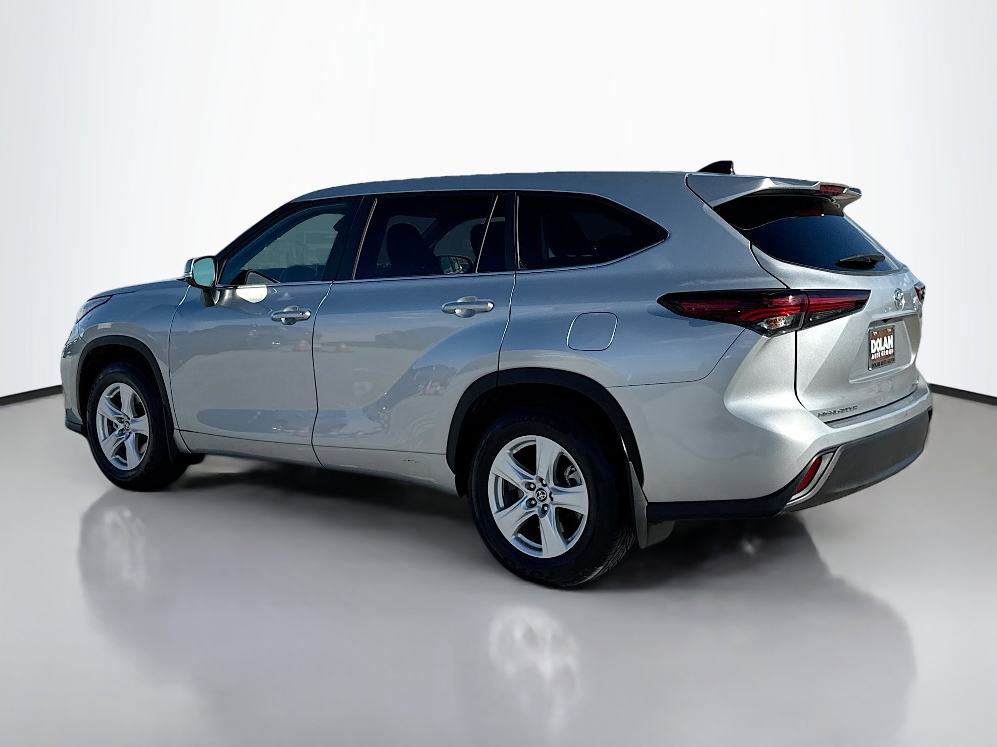 2024 Toyota Highlander LE photo 3
