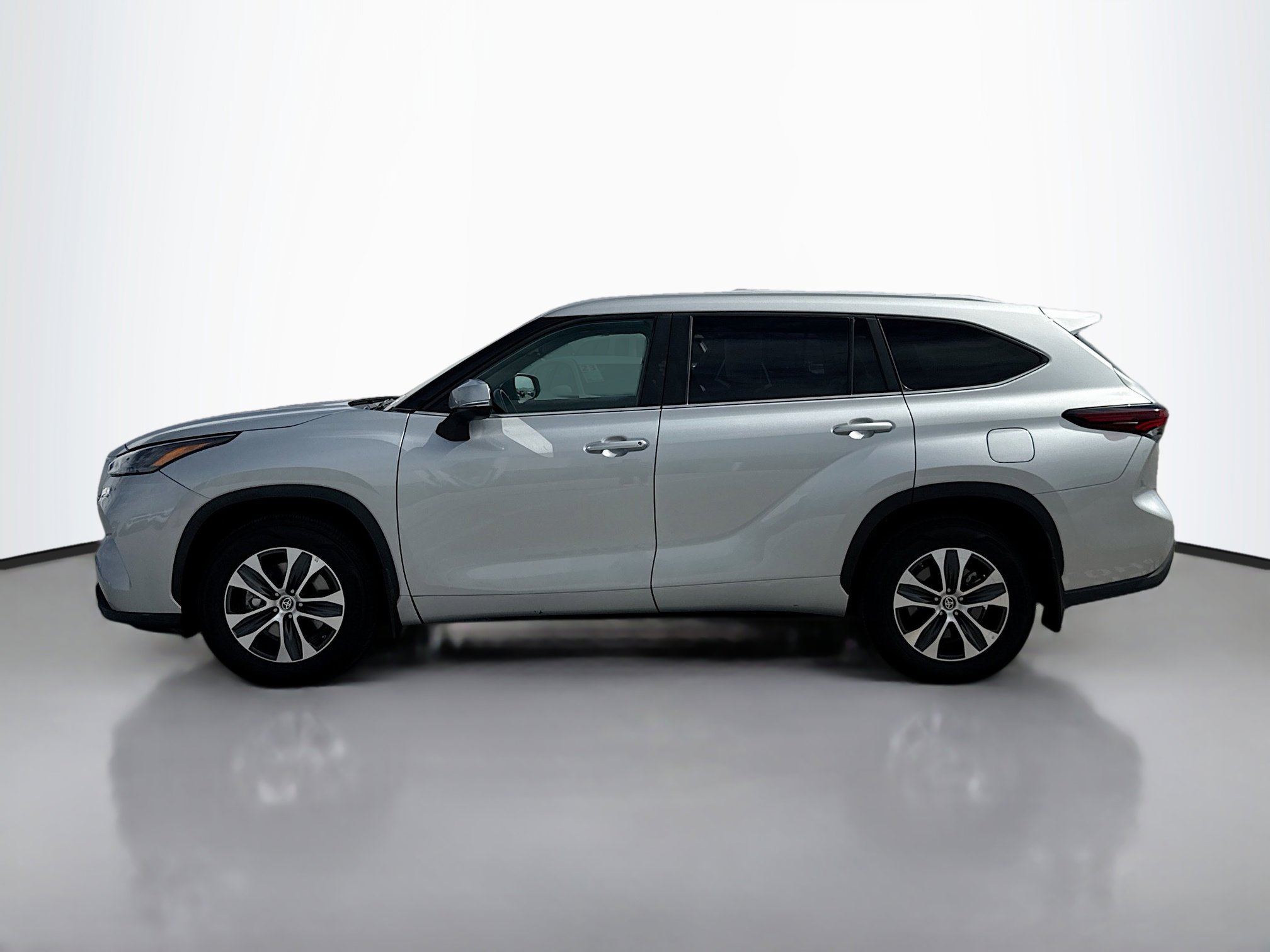2024 Toyota Highlander XLE photo 2