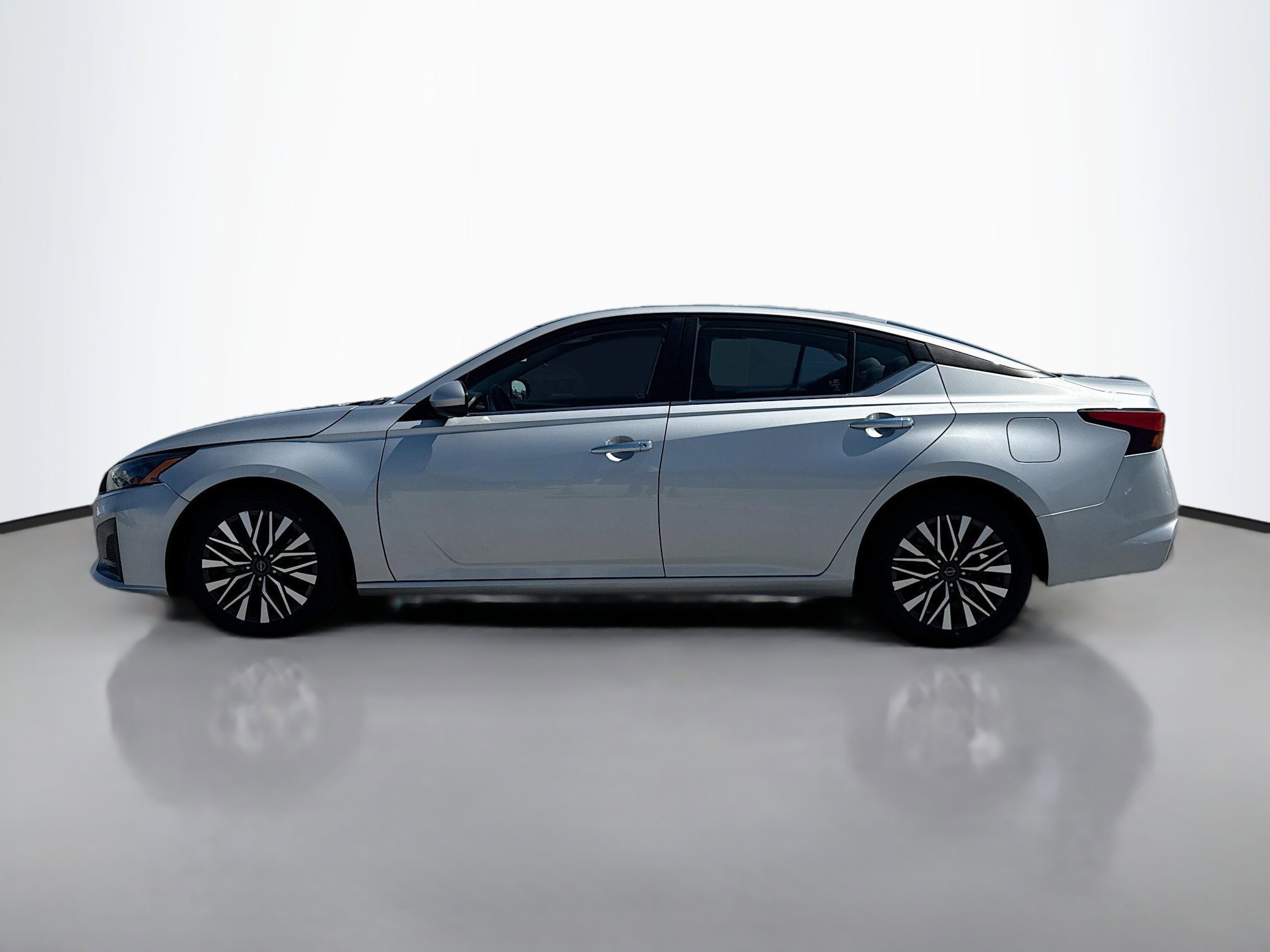 2023 Nissan Altima 2.5 SV photo 2