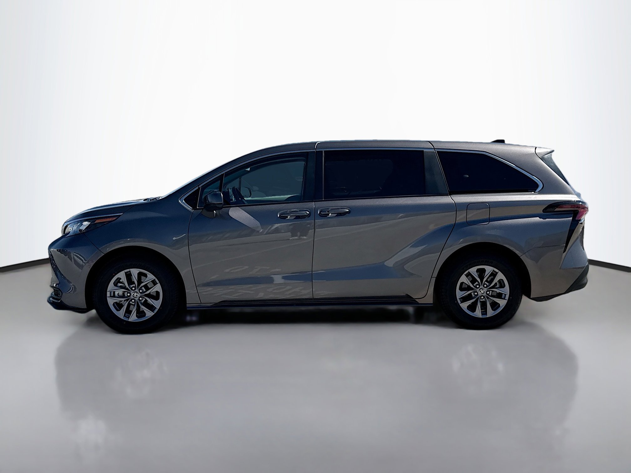 2024 Toyota Sienna LE photo 3