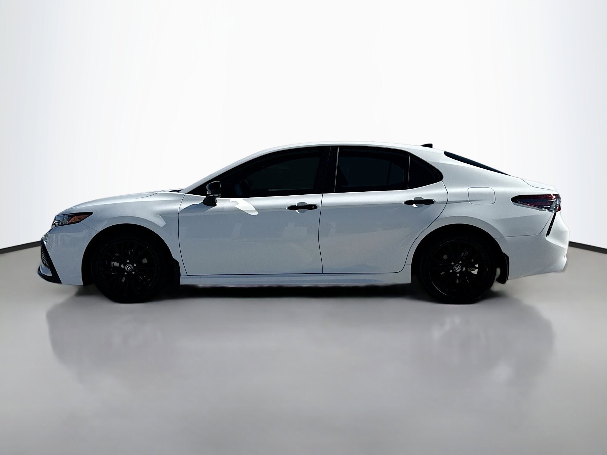 2022 Toyota Camry SE photo 2