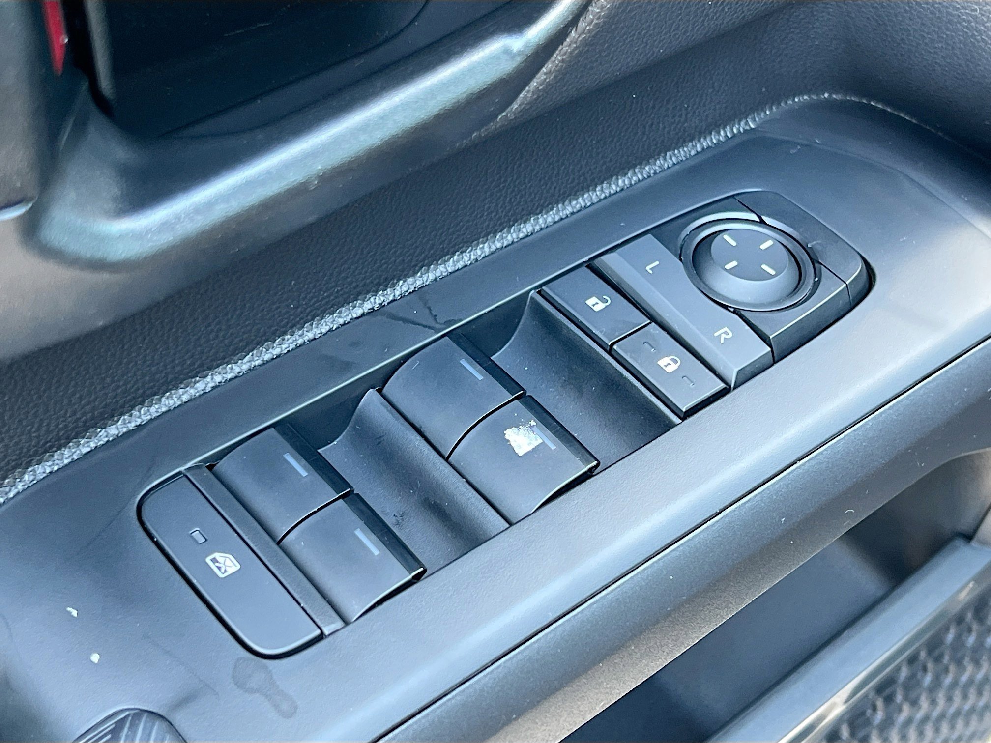 2025 Toyota Tacoma SR - Photo 21