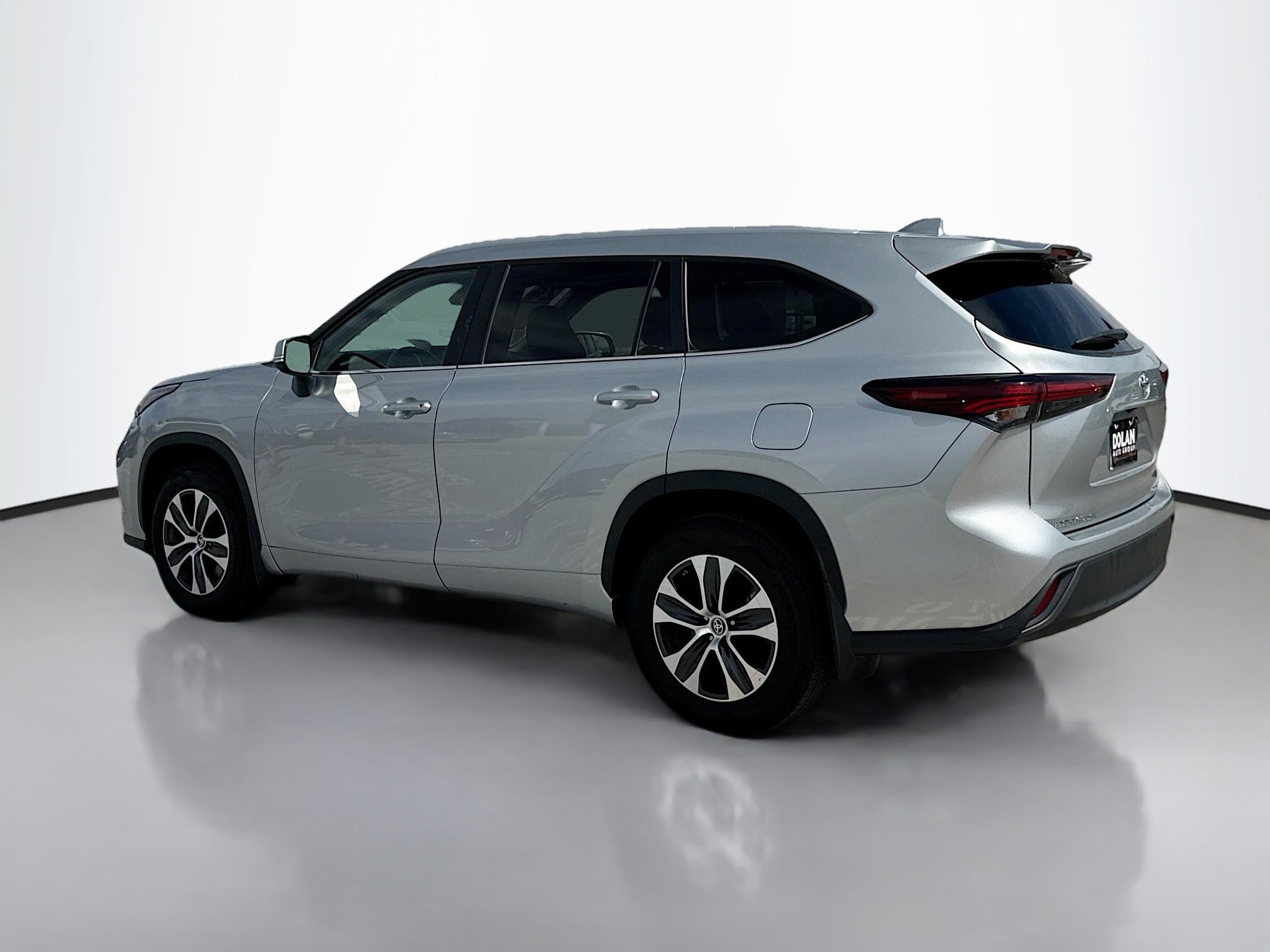 2024 Toyota Highlander XLE photo 2