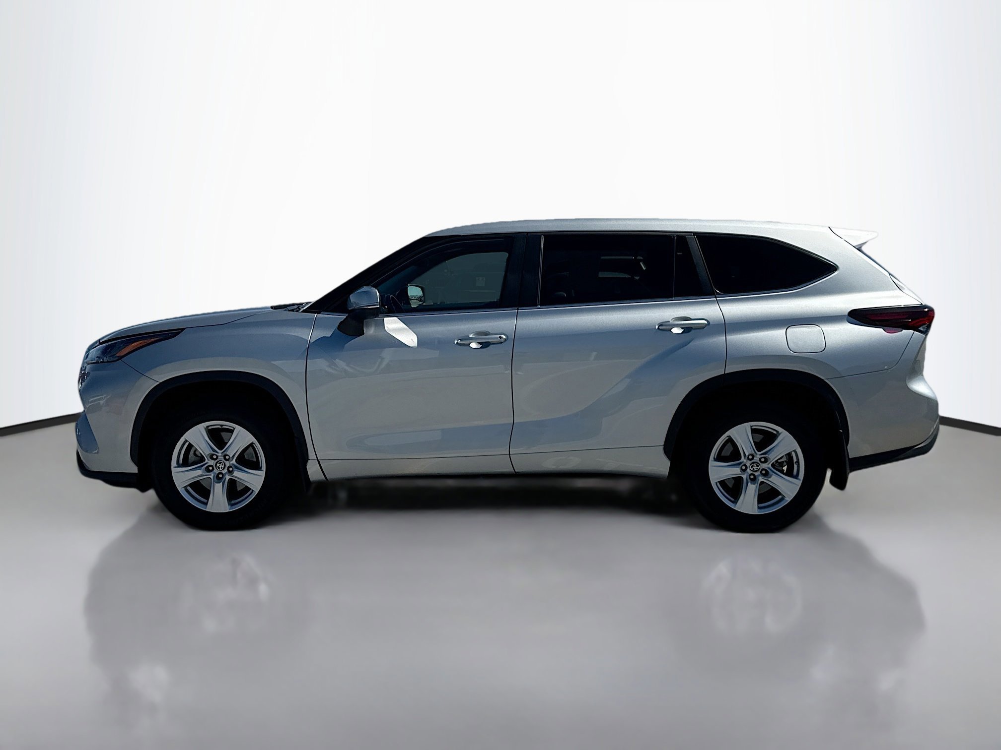 2024 Toyota Highlander LE photo 2