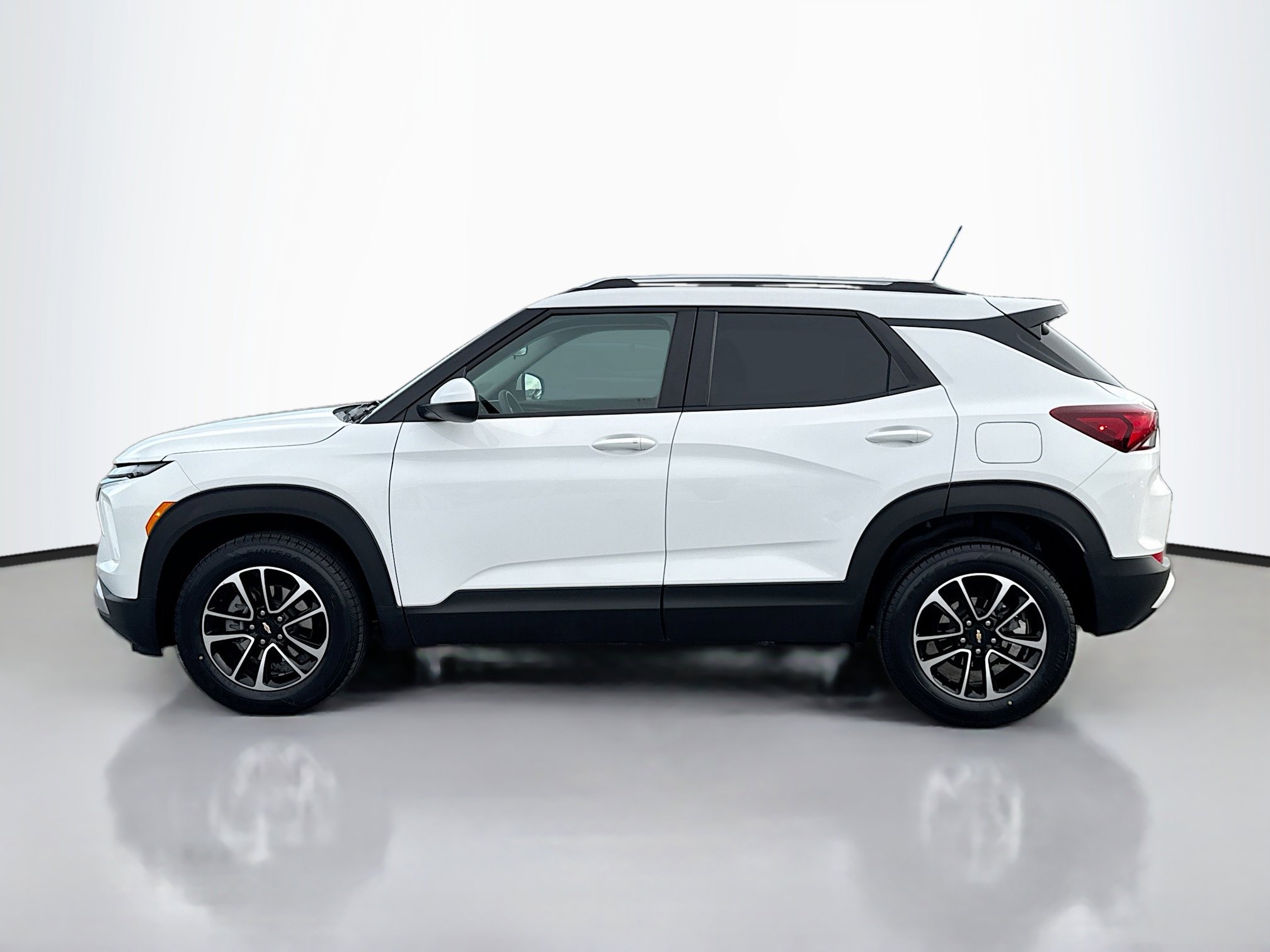 2025 Chevrolet Trailblazer LT photo 2