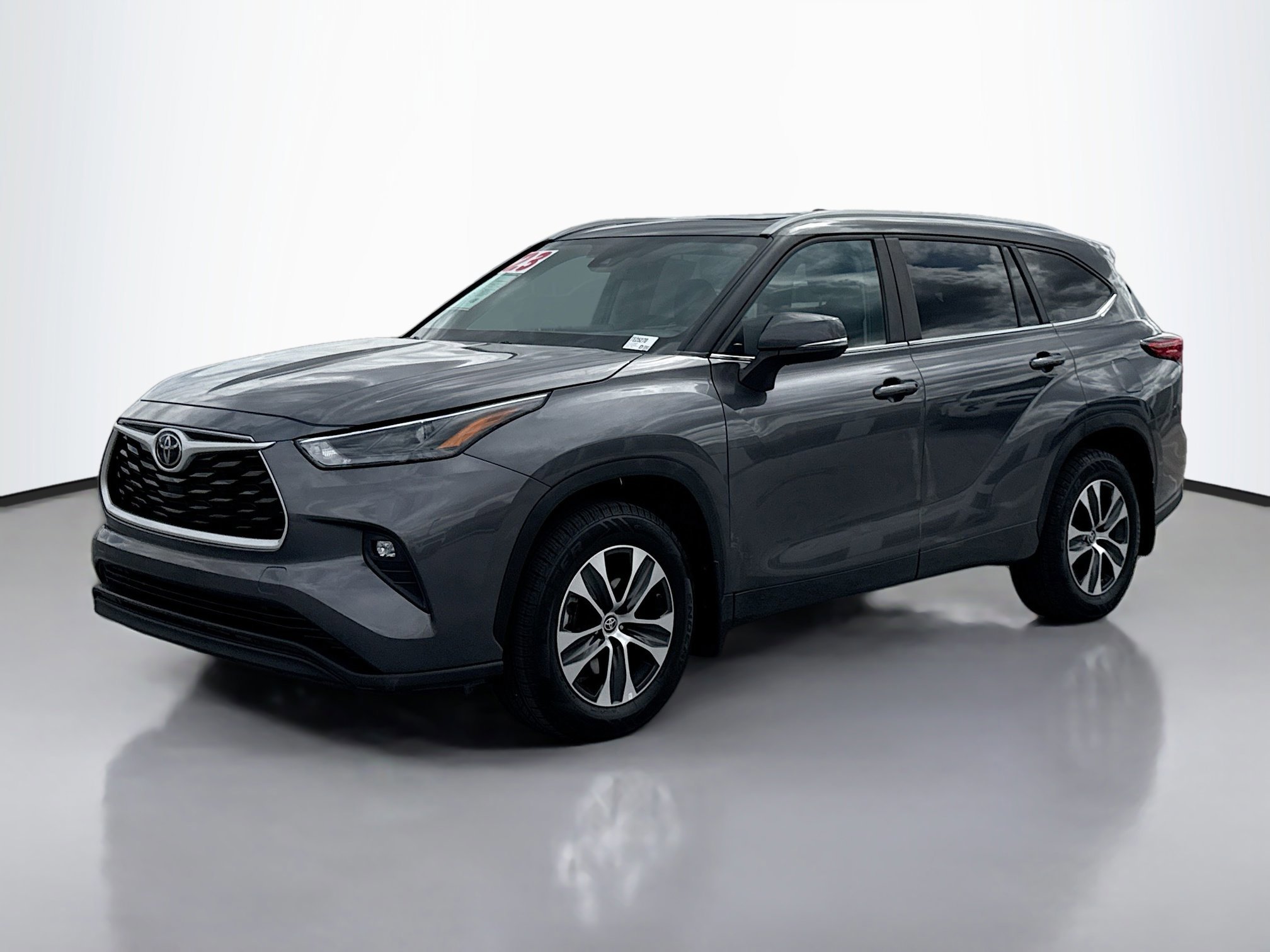 2023 Toyota Highlander XLE photo 3