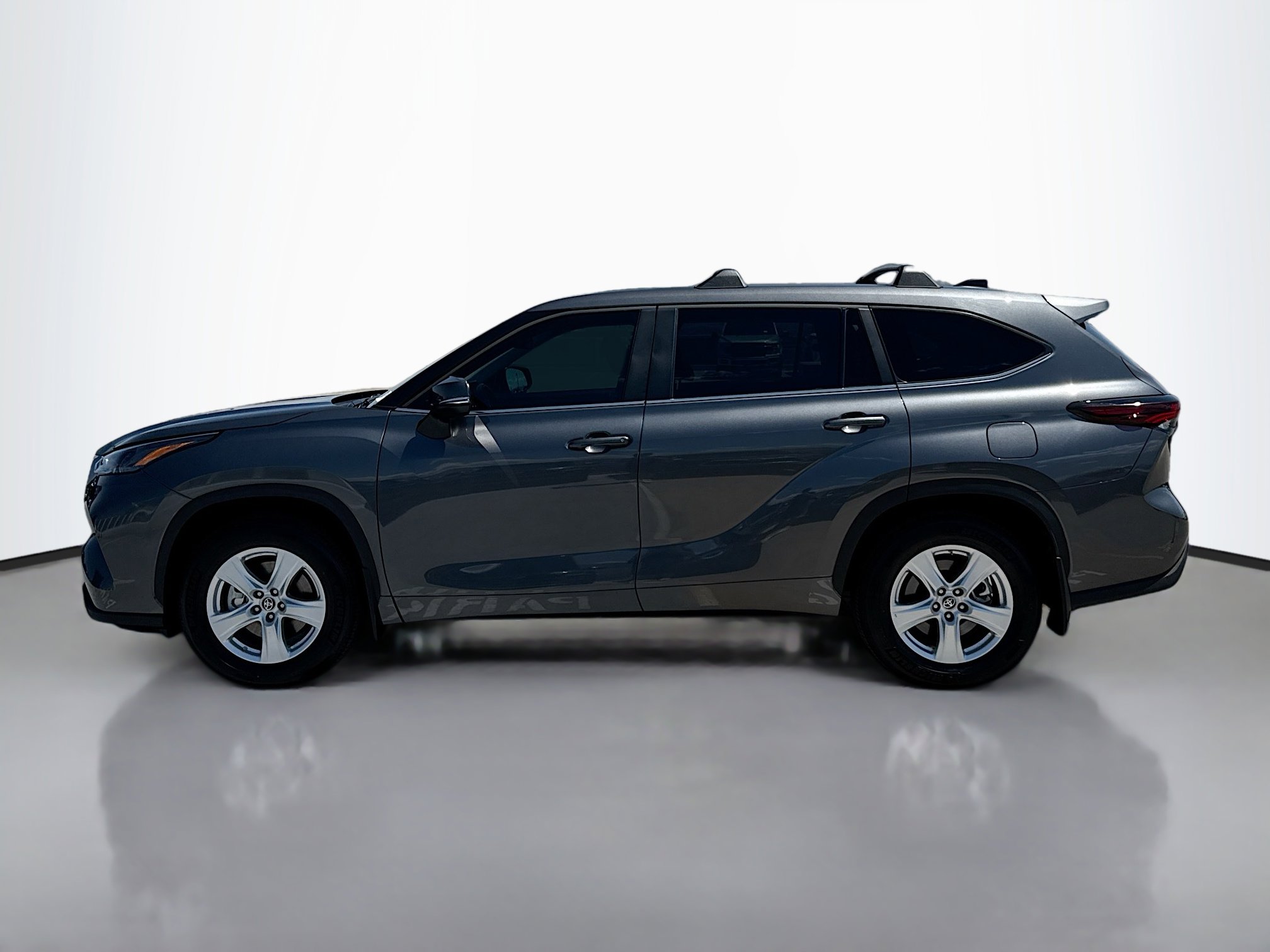 2024 Toyota Highlander LE photo 3