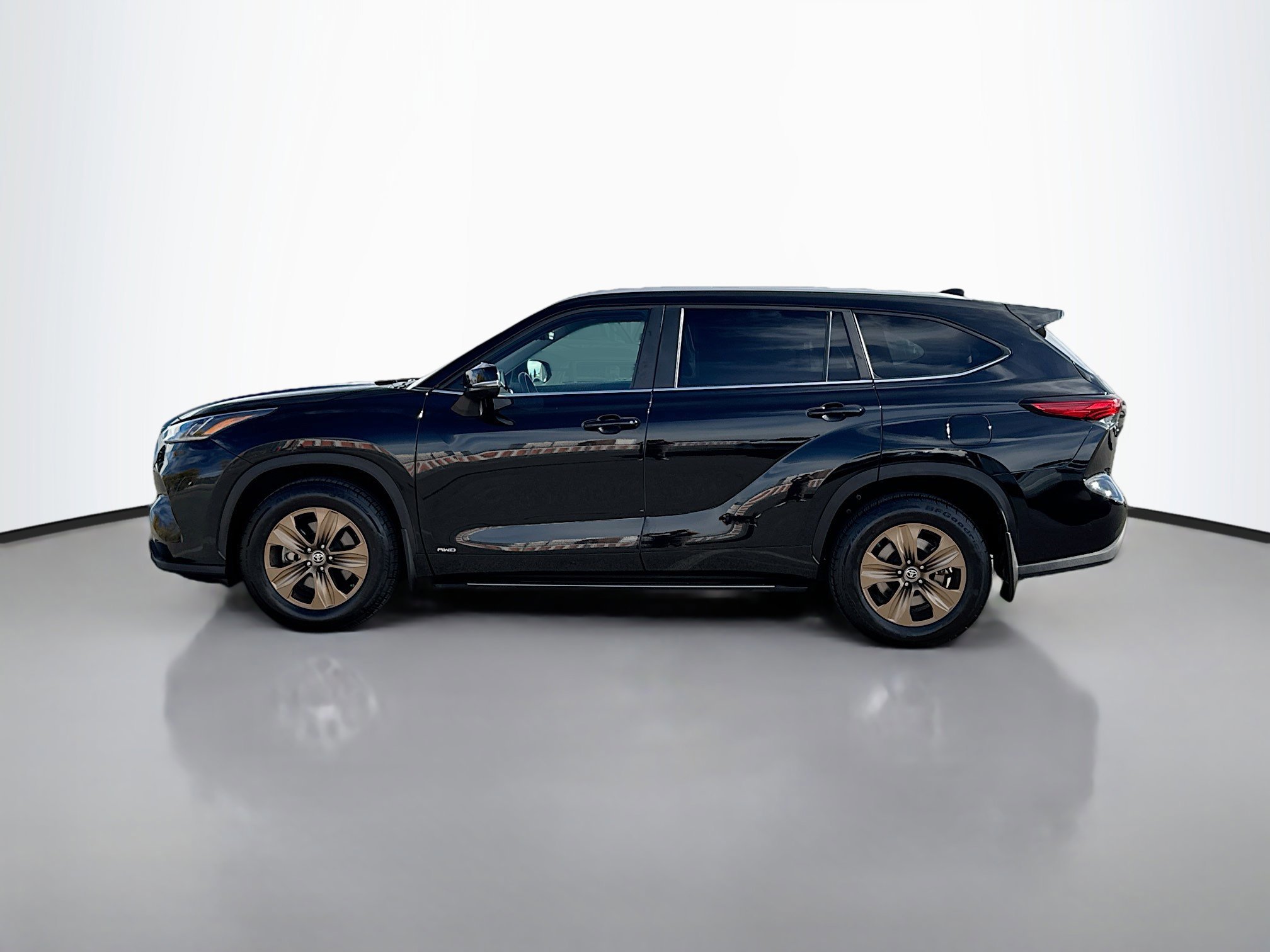 2023 Toyota Highlander Hybrid Bronze Edition photo 2