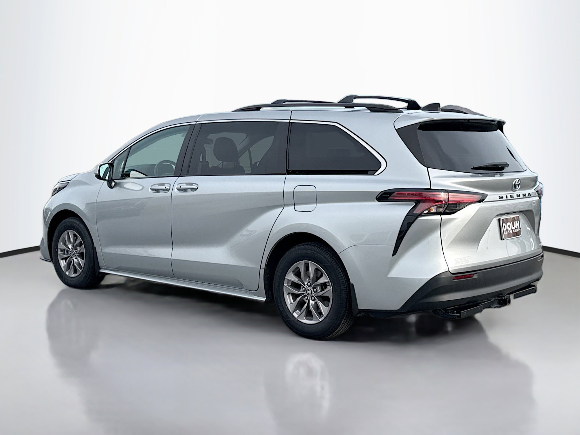 2022 Toyota Sienna LE photo 3