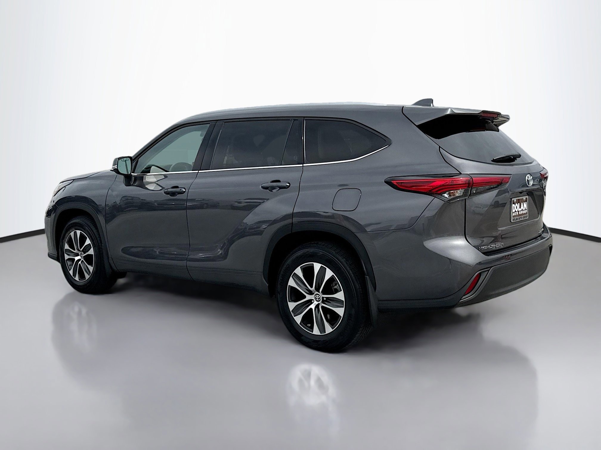 2022 Toyota Highlander XLE photo 2