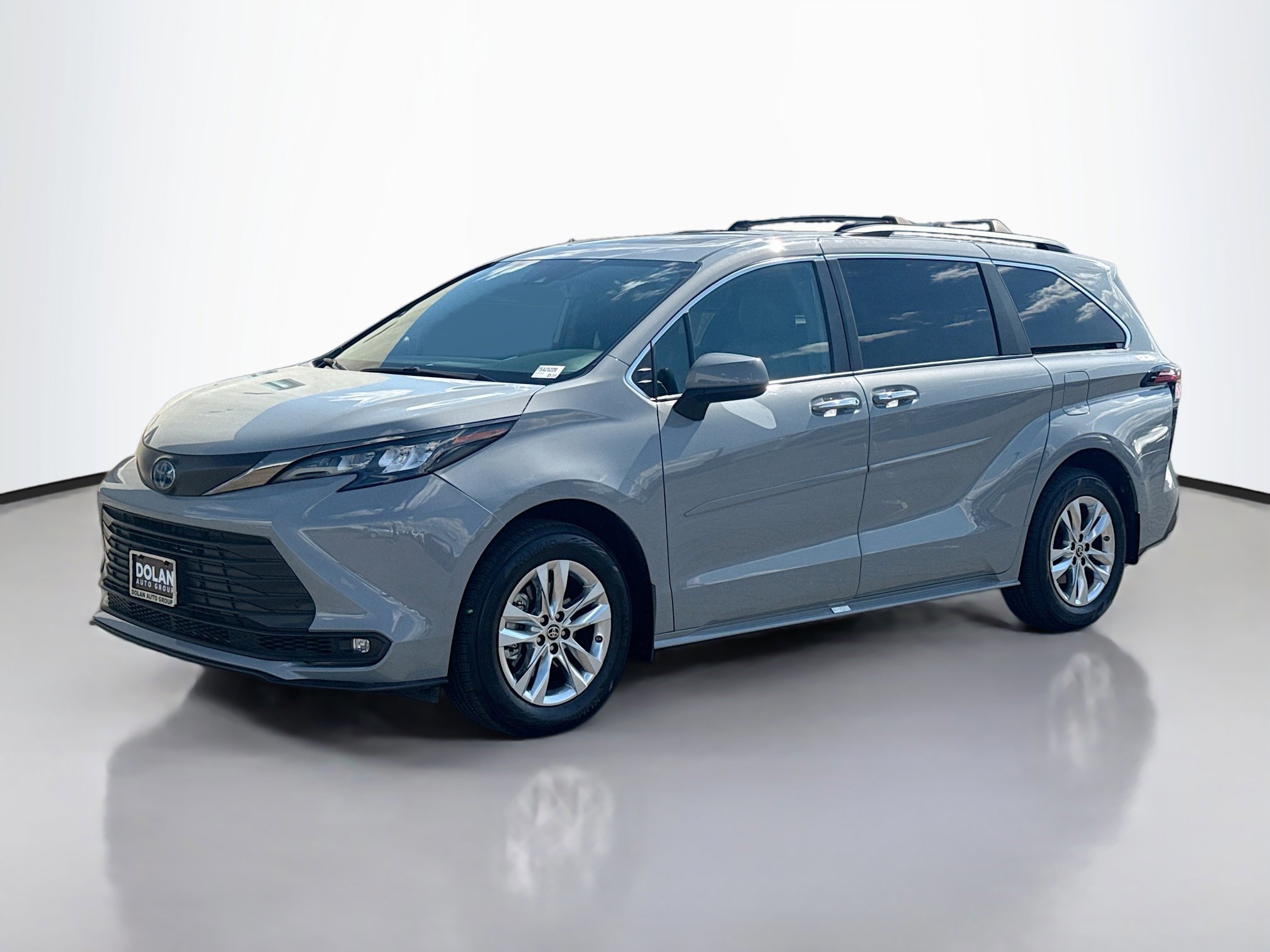 2022 Toyota Sienna XLE Woodland Edition photo 4