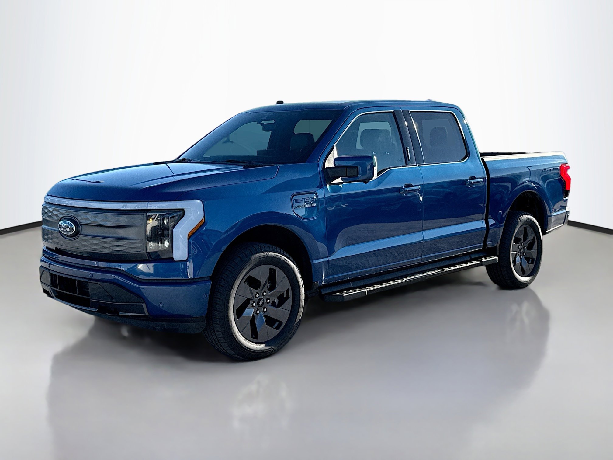 2022 Ford F-150 Lightning Lariat photo 2